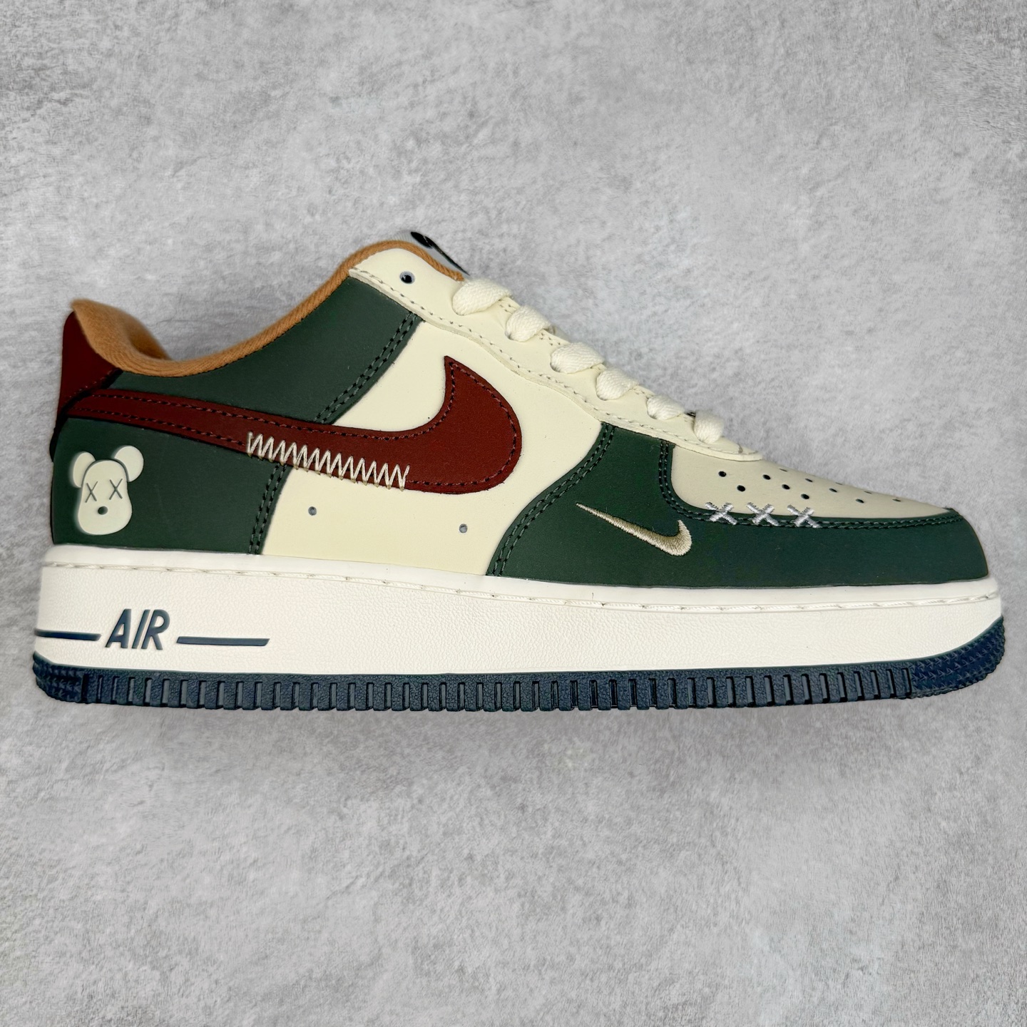 NK Air Force 1´07 Low 空军一号低帮百搭休闲运动板鞋 XX3168-201 柔软、弹性十足的缓震性能和出色的中底设计 横跨复古与现代的外型结合 造就出风靡全球 三十多年的Force 1 直到今天还深受青睐 实拍调校N版已经零色差零失真 百分百还原实物色彩所见即所得 不存在货不对板色差等低级问题 选购参考实物拍摄 不混卖不参货 只用心做好货严格选品 承诺混一赔十 尺码：36 36.5 37.5 38 38.5 39 40 40.5 41 42 42.5 43 44 44.5 45-选品中心