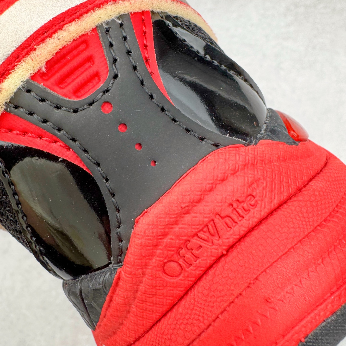 图片[12]-＃KX Off-White 2024年OW最新款跑鞋 #百分百原盒正确版 原楦原纸板数据开发 4层分离大底#鞋面采用3d立体打印和多种材料拼接而成#防滑耐磨透气性轻便跑鞋 作为曾经爆火 并且定位奢潮领域的标志性品牌 Off-White 仍需要不断更新符合当下潮流时尚的复古运动鞋款，以期收获基本盘消费者的关注 此次更新的 Off-White 新款运动鞋将经典复古老爹鞋细节设计更加夸张化 并将标志性箭头设计置于显著位置 除此之外 整个系列的色彩搭配也可谓纷繁多样 总有一款适合你 Off-White最新运动鞋款估计将在未来几个月登陆品牌专柜 喜欢的朋友切莫错过 尺码：36 37 38 39 40 41 42 43 44 45 46 47-选品中心