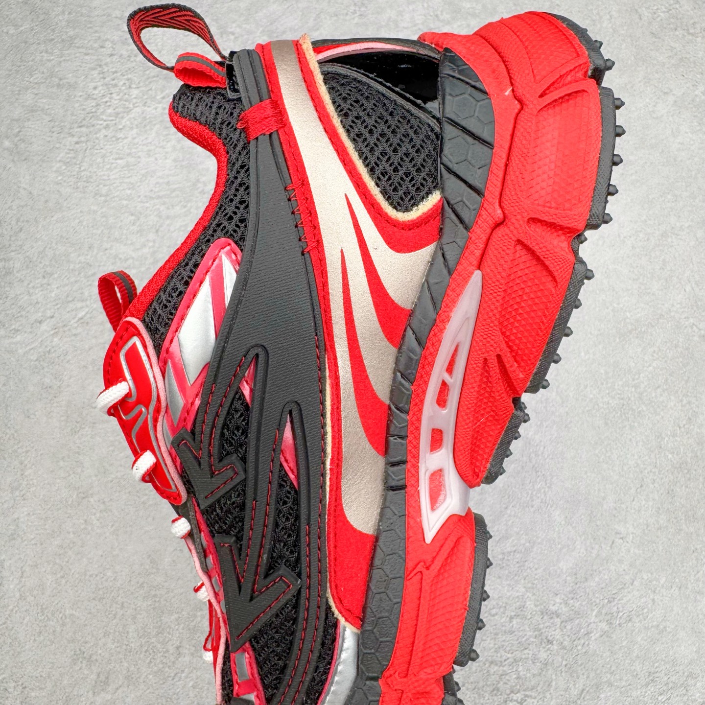 图片[7]-＃KX Off-White 2024年OW最新款跑鞋 #百分百原盒正确版 原楦原纸板数据开发 4层分离大底#鞋面采用3d立体打印和多种材料拼接而成#防滑耐磨透气性轻便跑鞋 作为曾经爆火 并且定位奢潮领域的标志性品牌 Off-White 仍需要不断更新符合当下潮流时尚的复古运动鞋款，以期收获基本盘消费者的关注 此次更新的 Off-White 新款运动鞋将经典复古老爹鞋细节设计更加夸张化 并将标志性箭头设计置于显著位置 除此之外 整个系列的色彩搭配也可谓纷繁多样 总有一款适合你 Off-White最新运动鞋款估计将在未来几个月登陆品牌专柜 喜欢的朋友切莫错过 尺码：36 37 38 39 40 41 42 43 44 45 46 47-选品中心