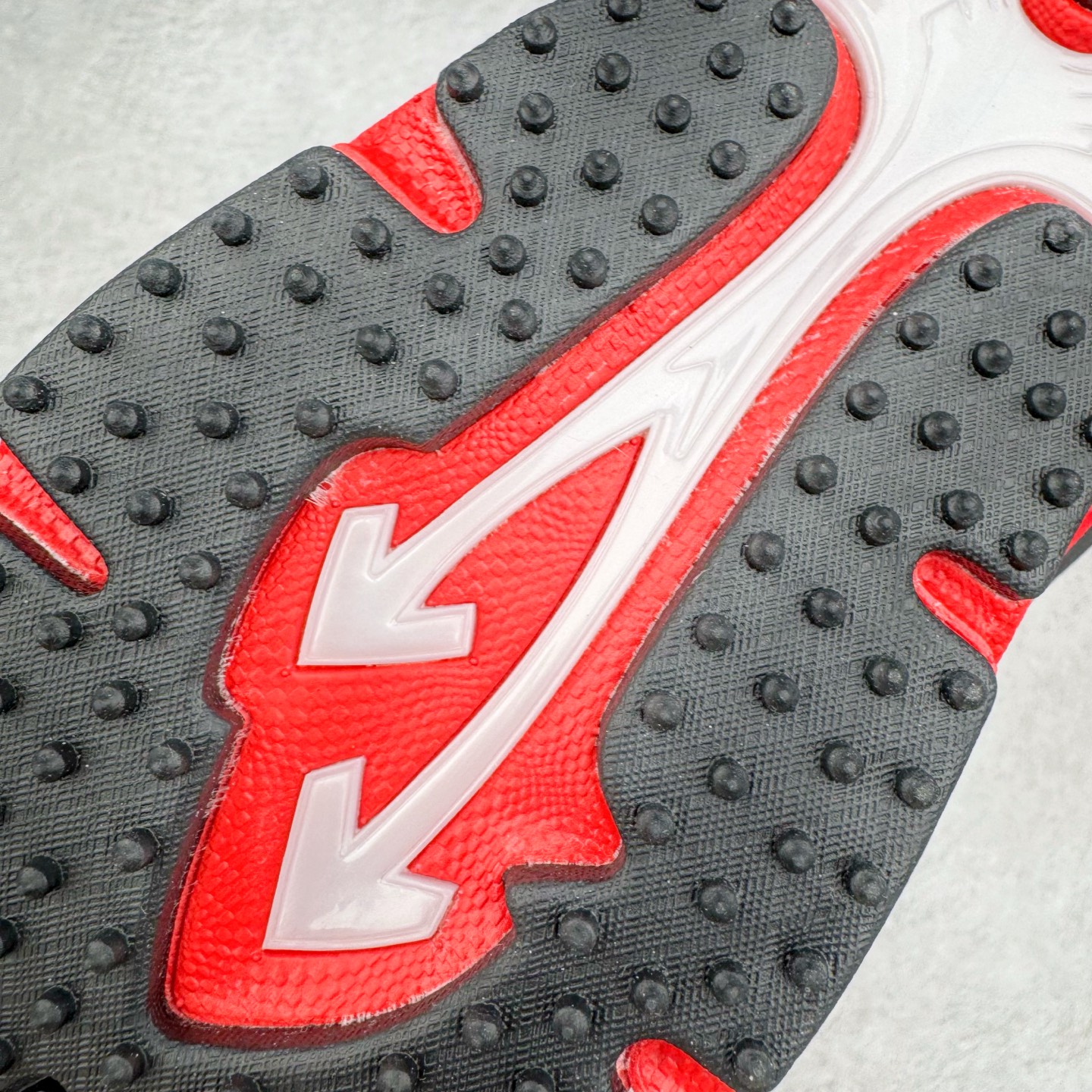 图片[19]-＃KX Off-White 2024年OW最新款跑鞋 #百分百原盒正确版 原楦原纸板数据开发 4层分离大底#鞋面采用3d立体打印和多种材料拼接而成#防滑耐磨透气性轻便跑鞋 作为曾经爆火 并且定位奢潮领域的标志性品牌 Off-White 仍需要不断更新符合当下潮流时尚的复古运动鞋款，以期收获基本盘消费者的关注 此次更新的 Off-White 新款运动鞋将经典复古老爹鞋细节设计更加夸张化 并将标志性箭头设计置于显著位置 除此之外 整个系列的色彩搭配也可谓纷繁多样 总有一款适合你 Off-White最新运动鞋款估计将在未来几个月登陆品牌专柜 喜欢的朋友切莫错过 尺码：36 37 38 39 40 41 42 43 44 45 46 47-选品中心