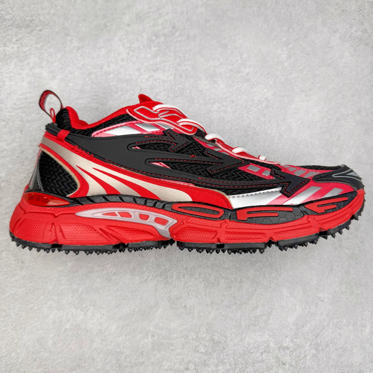 ＃KX Off-White 2024年OW最新款跑鞋 #百分百原盒正确版 原楦原纸板数据开发 4层分离大底#鞋面采用3d立体打印和多种材料拼接而成#防滑耐磨透气性轻便跑鞋 作为曾经爆火 并且定位奢潮领域的标志性品牌 Off-White 仍需要不断更新符合当下潮流时尚的复古运动鞋款，以期收获基本盘消费者的关注 此次更新的 Off-White 新款运动鞋将经典复古老爹鞋细节设计更加夸张化 并将标志性箭头设计置于显著位置 除此之外 整个系列的色彩搭配也可谓纷繁多样 总有一款适合你 Off-White最新运动鞋款估计将在未来几个月登陆品牌专柜 喜欢的朋友切莫错过 尺码：36 37 38 39 40 41 42 43 44 45 46 47-选品中心