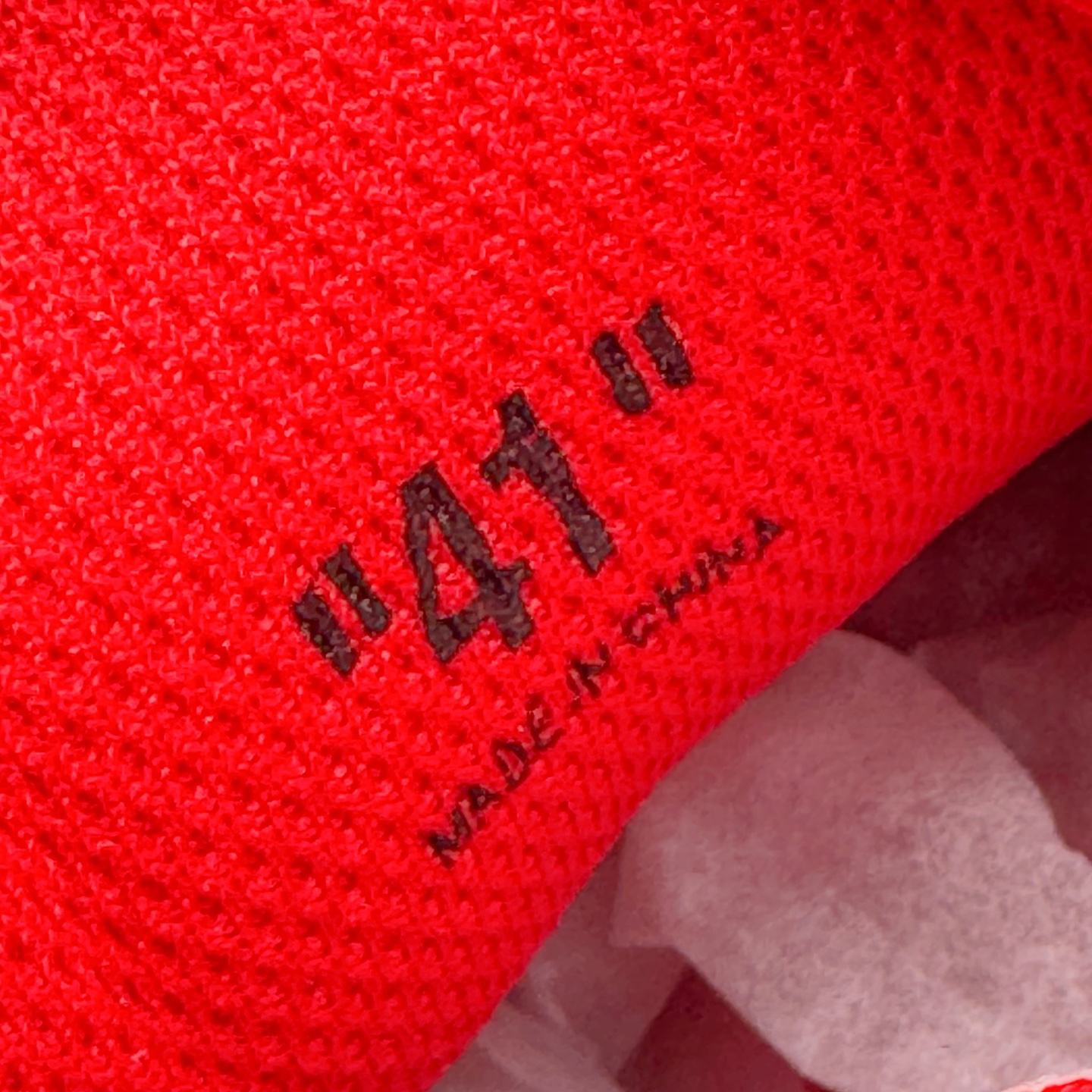 图片[11]-＃KX Off-White 2024年OW最新款跑鞋 #百分百原盒正确版 原楦原纸板数据开发 4层分离大底#鞋面采用3d立体打印和多种材料拼接而成#防滑耐磨透气性轻便跑鞋 作为曾经爆火 并且定位奢潮领域的标志性品牌 Off-White 仍需要不断更新符合当下潮流时尚的复古运动鞋款，以期收获基本盘消费者的关注 此次更新的 Off-White 新款运动鞋将经典复古老爹鞋细节设计更加夸张化 并将标志性箭头设计置于显著位置 除此之外 整个系列的色彩搭配也可谓纷繁多样 总有一款适合你 Off-White最新运动鞋款估计将在未来几个月登陆品牌专柜 喜欢的朋友切莫错过 尺码：36 37 38 39 40 41 42 43 44 45 46 47-选品中心