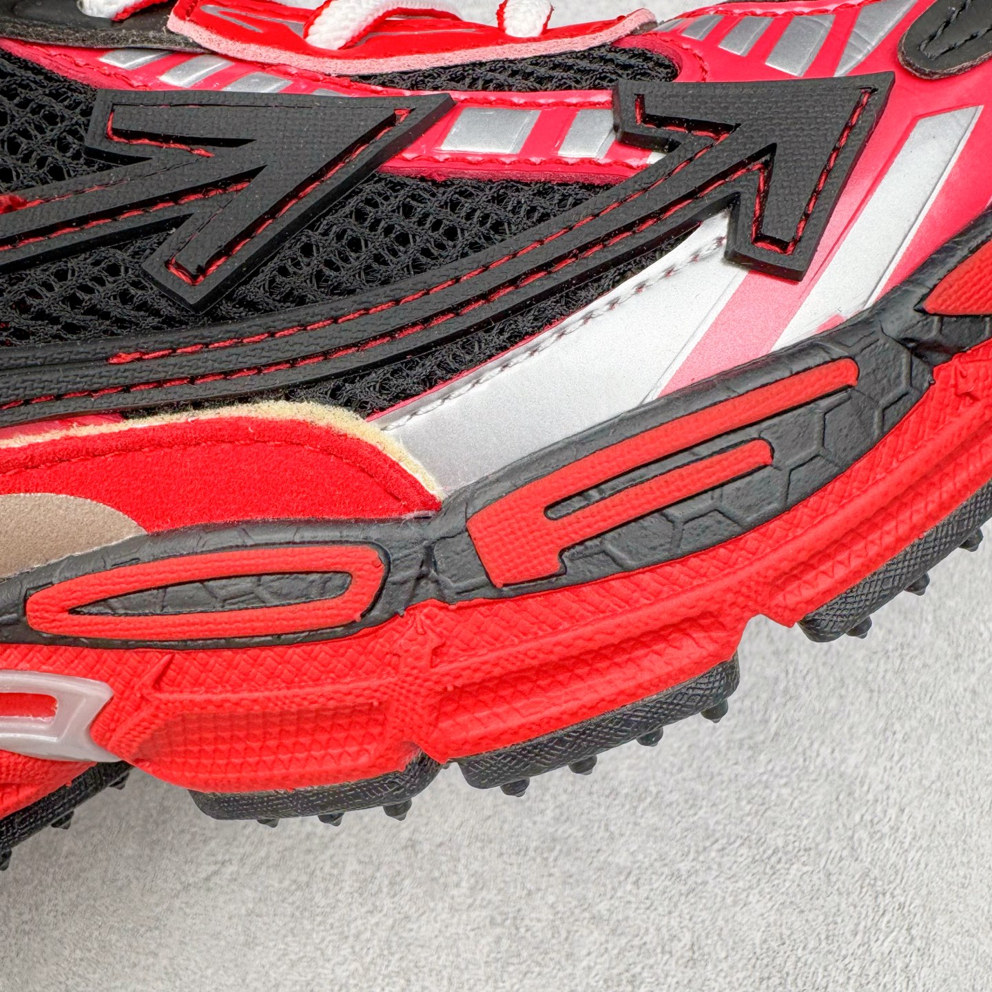 图片[18]-＃KX Off-White 2024年OW最新款跑鞋 #百分百原盒正确版 原楦原纸板数据开发 4层分离大底#鞋面采用3d立体打印和多种材料拼接而成#防滑耐磨透气性轻便跑鞋 作为曾经爆火 并且定位奢潮领域的标志性品牌 Off-White 仍需要不断更新符合当下潮流时尚的复古运动鞋款，以期收获基本盘消费者的关注 此次更新的 Off-White 新款运动鞋将经典复古老爹鞋细节设计更加夸张化 并将标志性箭头设计置于显著位置 除此之外 整个系列的色彩搭配也可谓纷繁多样 总有一款适合你 Off-White最新运动鞋款估计将在未来几个月登陆品牌专柜 喜欢的朋友切莫错过 尺码：36 37 38 39 40 41 42 43 44 45 46 47-选品中心