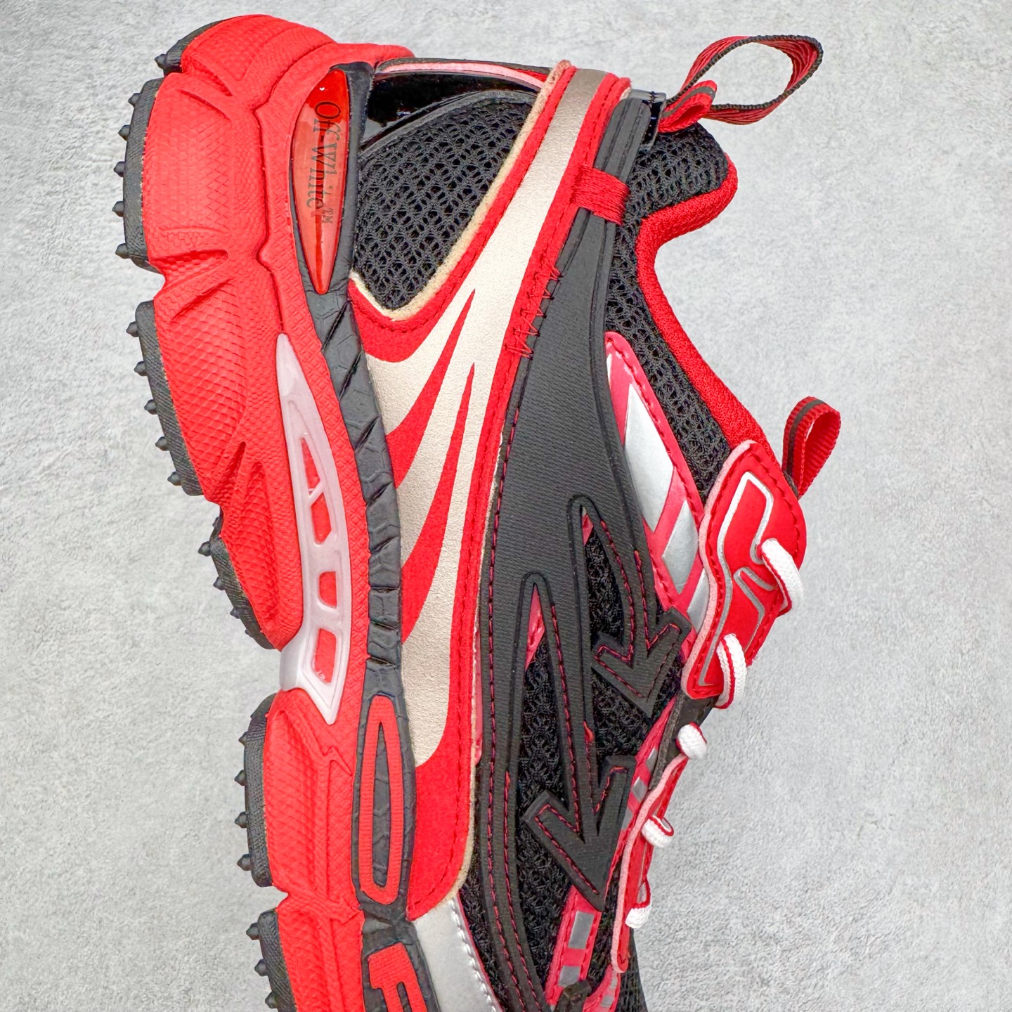 图片[6]-＃KX Off-White 2024年OW最新款跑鞋 #百分百原盒正确版 原楦原纸板数据开发 4层分离大底#鞋面采用3d立体打印和多种材料拼接而成#防滑耐磨透气性轻便跑鞋 作为曾经爆火 并且定位奢潮领域的标志性品牌 Off-White 仍需要不断更新符合当下潮流时尚的复古运动鞋款，以期收获基本盘消费者的关注 此次更新的 Off-White 新款运动鞋将经典复古老爹鞋细节设计更加夸张化 并将标志性箭头设计置于显著位置 除此之外 整个系列的色彩搭配也可谓纷繁多样 总有一款适合你 Off-White最新运动鞋款估计将在未来几个月登陆品牌专柜 喜欢的朋友切莫错过 尺码：36 37 38 39 40 41 42 43 44 45 46 47-选品中心