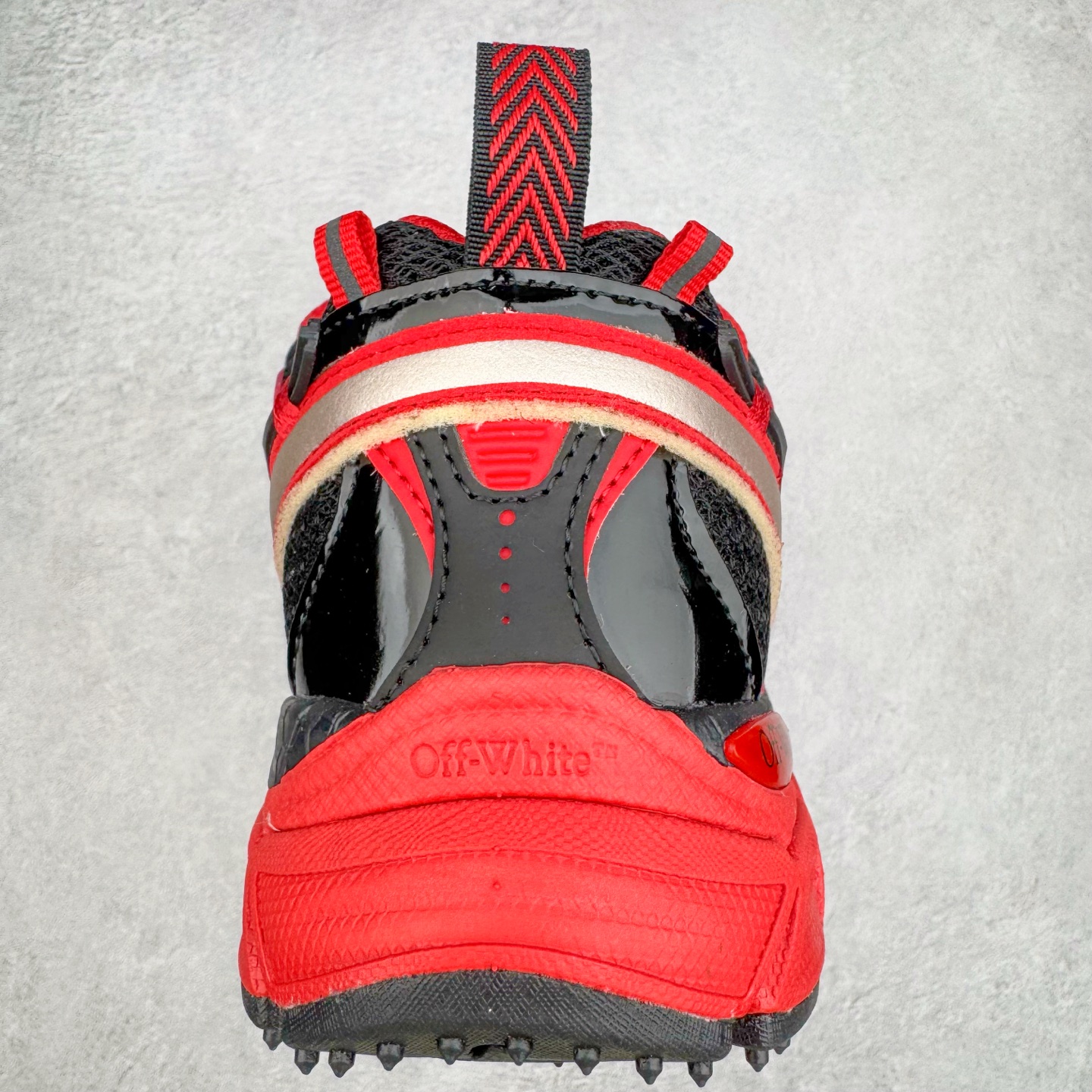 图片[8]-＃KX Off-White 2024年OW最新款跑鞋 #百分百原盒正确版 原楦原纸板数据开发 4层分离大底#鞋面采用3d立体打印和多种材料拼接而成#防滑耐磨透气性轻便跑鞋 作为曾经爆火 并且定位奢潮领域的标志性品牌 Off-White 仍需要不断更新符合当下潮流时尚的复古运动鞋款，以期收获基本盘消费者的关注 此次更新的 Off-White 新款运动鞋将经典复古老爹鞋细节设计更加夸张化 并将标志性箭头设计置于显著位置 除此之外 整个系列的色彩搭配也可谓纷繁多样 总有一款适合你 Off-White最新运动鞋款估计将在未来几个月登陆品牌专柜 喜欢的朋友切莫错过 尺码：36 37 38 39 40 41 42 43 44 45 46 47-选品中心