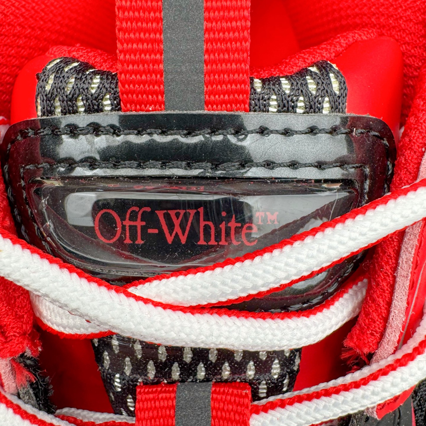 图片[13]-＃KX Off-White 2024年OW最新款跑鞋 #百分百原盒正确版 原楦原纸板数据开发 4层分离大底#鞋面采用3d立体打印和多种材料拼接而成#防滑耐磨透气性轻便跑鞋 作为曾经爆火 并且定位奢潮领域的标志性品牌 Off-White 仍需要不断更新符合当下潮流时尚的复古运动鞋款，以期收获基本盘消费者的关注 此次更新的 Off-White 新款运动鞋将经典复古老爹鞋细节设计更加夸张化 并将标志性箭头设计置于显著位置 除此之外 整个系列的色彩搭配也可谓纷繁多样 总有一款适合你 Off-White最新运动鞋款估计将在未来几个月登陆品牌专柜 喜欢的朋友切莫错过 尺码：36 37 38 39 40 41 42 43 44 45 46 47-选品中心