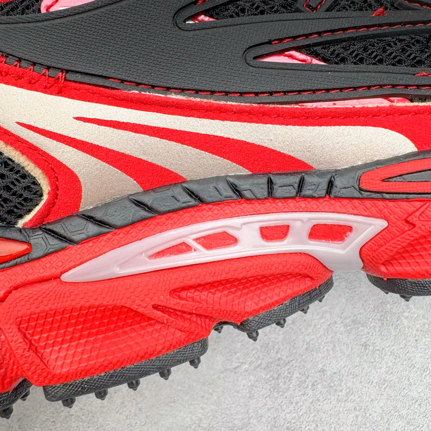 图片[17]-＃KX Off-White 2024年OW最新款跑鞋 #百分百原盒正确版 原楦原纸板数据开发 4层分离大底#鞋面采用3d立体打印和多种材料拼接而成#防滑耐磨透气性轻便跑鞋 作为曾经爆火 并且定位奢潮领域的标志性品牌 Off-White 仍需要不断更新符合当下潮流时尚的复古运动鞋款，以期收获基本盘消费者的关注 此次更新的 Off-White 新款运动鞋将经典复古老爹鞋细节设计更加夸张化 并将标志性箭头设计置于显著位置 除此之外 整个系列的色彩搭配也可谓纷繁多样 总有一款适合你 Off-White最新运动鞋款估计将在未来几个月登陆品牌专柜 喜欢的朋友切莫错过 尺码：36 37 38 39 40 41 42 43 44 45 46 47-选品中心