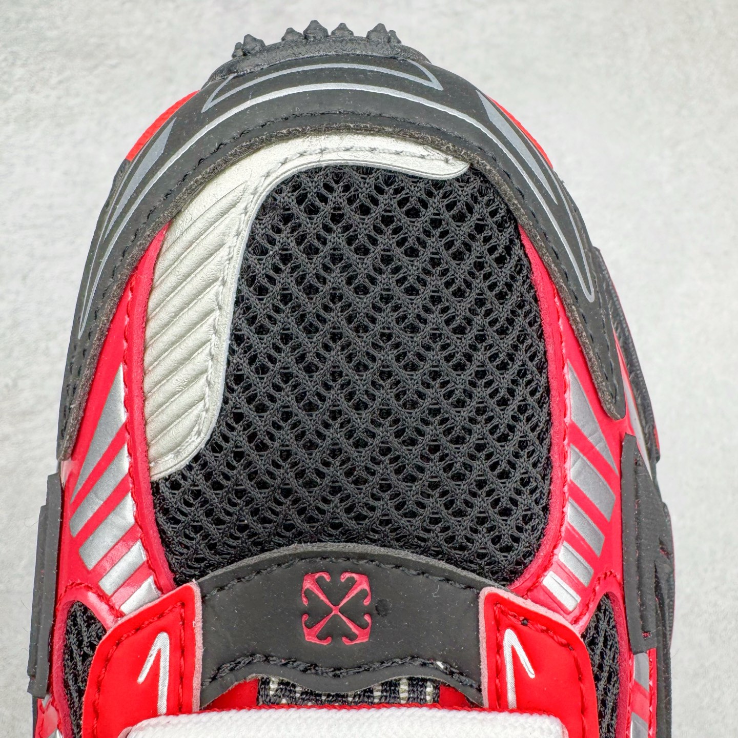 图片[14]-＃KX Off-White 2024年OW最新款跑鞋 #百分百原盒正确版 原楦原纸板数据开发 4层分离大底#鞋面采用3d立体打印和多种材料拼接而成#防滑耐磨透气性轻便跑鞋 作为曾经爆火 并且定位奢潮领域的标志性品牌 Off-White 仍需要不断更新符合当下潮流时尚的复古运动鞋款，以期收获基本盘消费者的关注 此次更新的 Off-White 新款运动鞋将经典复古老爹鞋细节设计更加夸张化 并将标志性箭头设计置于显著位置 除此之外 整个系列的色彩搭配也可谓纷繁多样 总有一款适合你 Off-White最新运动鞋款估计将在未来几个月登陆品牌专柜 喜欢的朋友切莫错过 尺码：36 37 38 39 40 41 42 43 44 45 46 47-选品中心