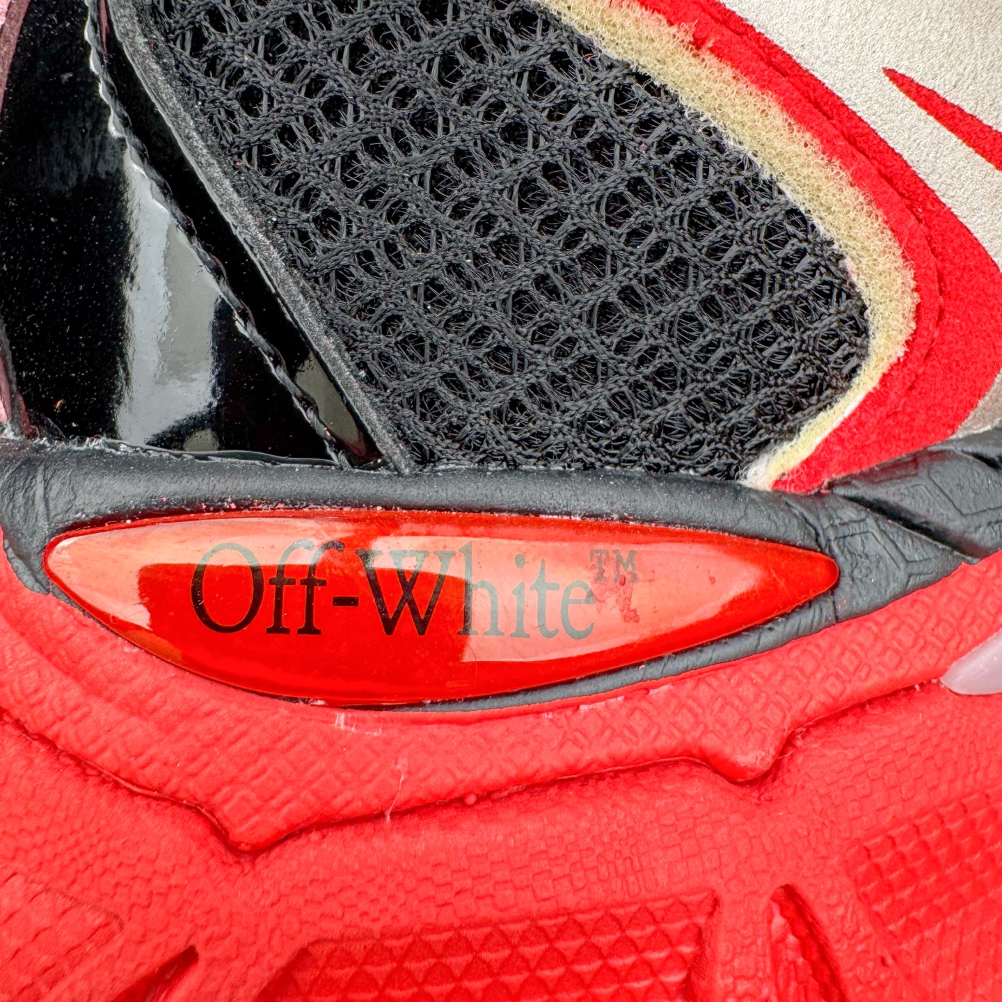 图片[16]-＃KX Off-White 2024年OW最新款跑鞋 #百分百原盒正确版 原楦原纸板数据开发 4层分离大底#鞋面采用3d立体打印和多种材料拼接而成#防滑耐磨透气性轻便跑鞋 作为曾经爆火 并且定位奢潮领域的标志性品牌 Off-White 仍需要不断更新符合当下潮流时尚的复古运动鞋款，以期收获基本盘消费者的关注 此次更新的 Off-White 新款运动鞋将经典复古老爹鞋细节设计更加夸张化 并将标志性箭头设计置于显著位置 除此之外 整个系列的色彩搭配也可谓纷繁多样 总有一款适合你 Off-White最新运动鞋款估计将在未来几个月登陆品牌专柜 喜欢的朋友切莫错过 尺码：36 37 38 39 40 41 42 43 44 45 46 47-选品中心