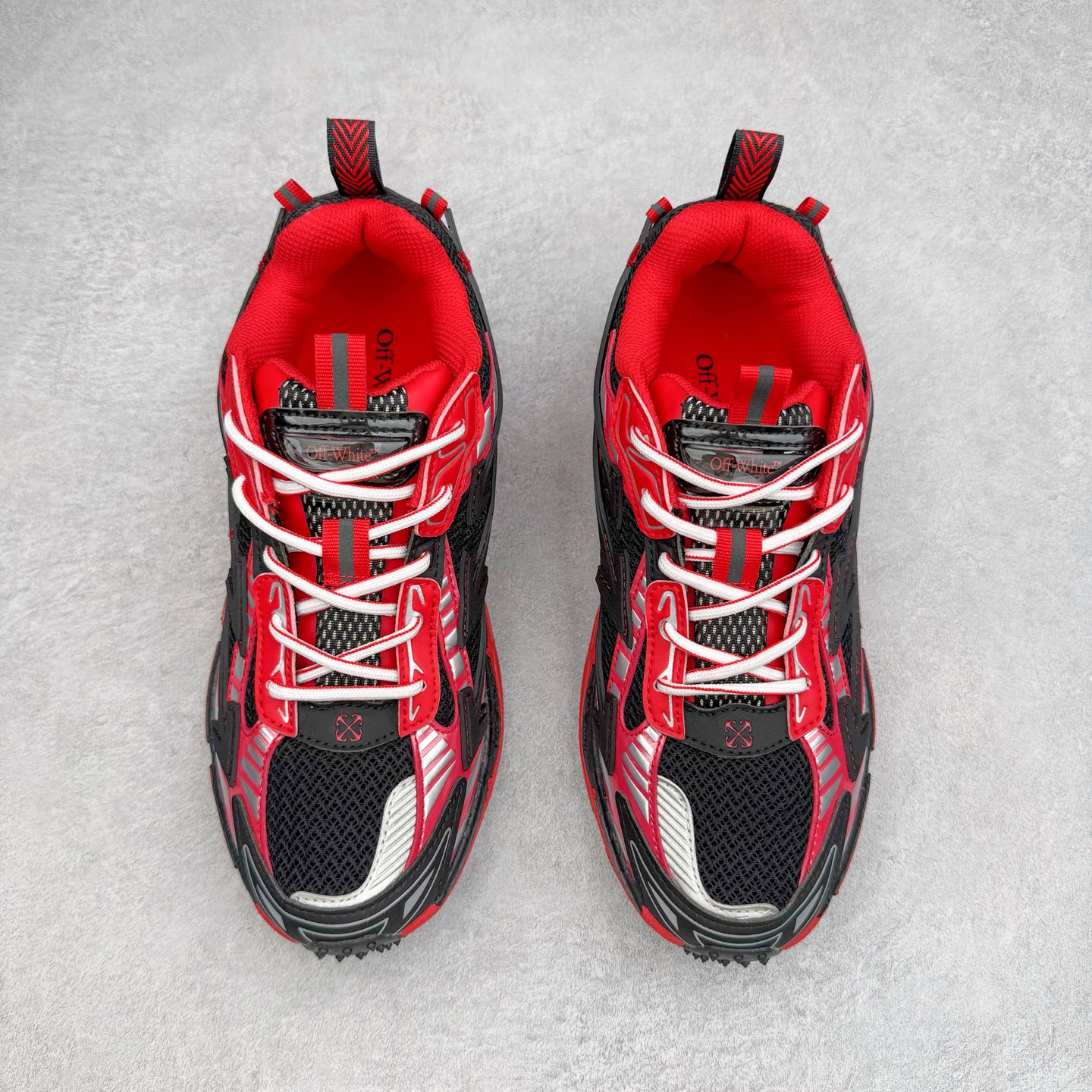 图片[2]-＃KX Off-White 2024年OW最新款跑鞋 #百分百原盒正确版 原楦原纸板数据开发 4层分离大底#鞋面采用3d立体打印和多种材料拼接而成#防滑耐磨透气性轻便跑鞋 作为曾经爆火 并且定位奢潮领域的标志性品牌 Off-White 仍需要不断更新符合当下潮流时尚的复古运动鞋款，以期收获基本盘消费者的关注 此次更新的 Off-White 新款运动鞋将经典复古老爹鞋细节设计更加夸张化 并将标志性箭头设计置于显著位置 除此之外 整个系列的色彩搭配也可谓纷繁多样 总有一款适合你 Off-White最新运动鞋款估计将在未来几个月登陆品牌专柜 喜欢的朋友切莫错过 尺码：36 37 38 39 40 41 42 43 44 45 46 47-选品中心