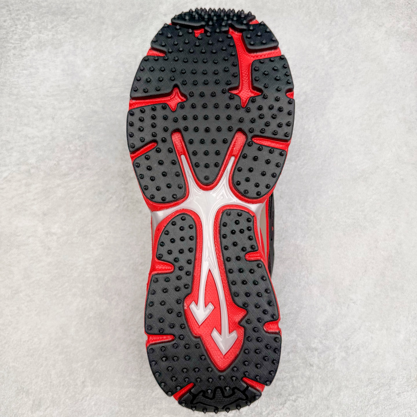 图片[9]-＃KX Off-White 2024年OW最新款跑鞋 #百分百原盒正确版 原楦原纸板数据开发 4层分离大底#鞋面采用3d立体打印和多种材料拼接而成#防滑耐磨透气性轻便跑鞋 作为曾经爆火 并且定位奢潮领域的标志性品牌 Off-White 仍需要不断更新符合当下潮流时尚的复古运动鞋款，以期收获基本盘消费者的关注 此次更新的 Off-White 新款运动鞋将经典复古老爹鞋细节设计更加夸张化 并将标志性箭头设计置于显著位置 除此之外 整个系列的色彩搭配也可谓纷繁多样 总有一款适合你 Off-White最新运动鞋款估计将在未来几个月登陆品牌专柜 喜欢的朋友切莫错过 尺码：36 37 38 39 40 41 42 43 44 45 46 47-选品中心