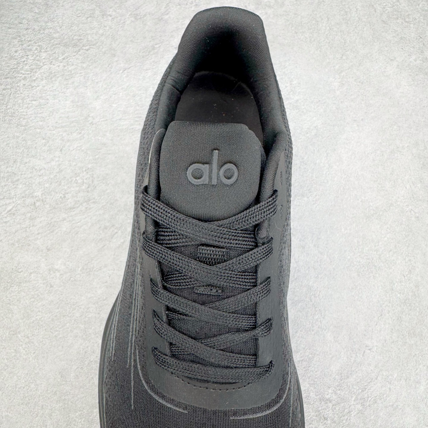 图片[5]-Alo yoga Alo Runner 舒适百搭防滑耐磨低帮跑步鞋 Alo Yoga于2007年创立于洛杉矶，意在传播有意识的运动，同时激发人们的健康意识与创造力。品牌的核心理念在于制作能够带来完美体验的瑜伽服饰与功能性单品，让有意识的运动触入并改变生活。Alo Yoga将其设计延伸到日常服饰概念，坚持不懈地捕捉当代时尚潮流，将品牌的运动美学理念、精致前卫的设计与舒适功能面料完美结合。与此同时，Alo Yoga的设计受到了时尚界人士与名人们的追捧，Talor Swift、Kendall Jenner等街拍照片中都曾出现品牌不同单品的身影。尺码：36 36.5 37.5 38 38.5 39 40 40.5 41 42 42.5 43 44 44.5 45-选品中心