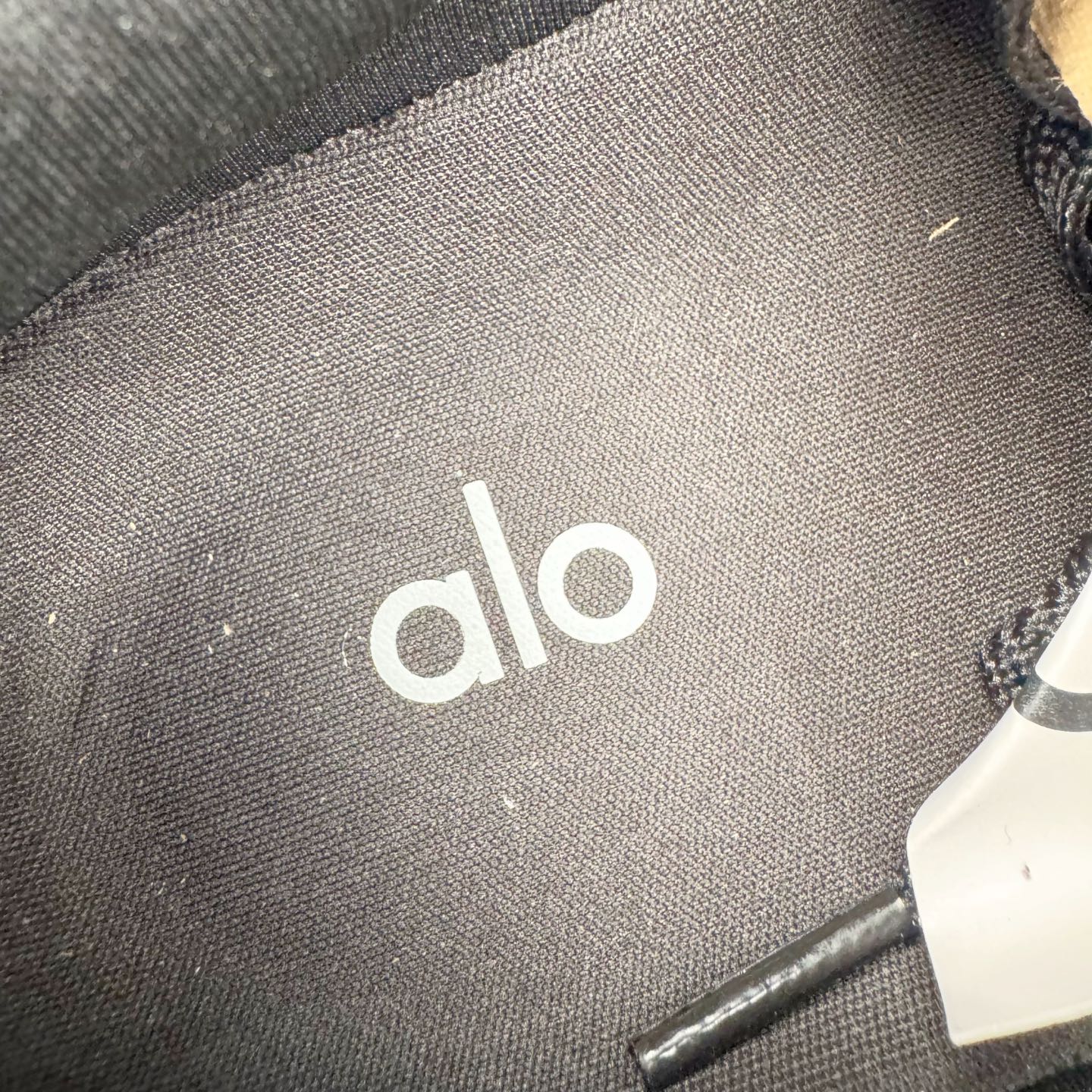 图片[10]-Alo yoga Alo Runner 舒适百搭防滑耐磨低帮跑步鞋 Alo Yoga于2007年创立于洛杉矶，意在传播有意识的运动，同时激发人们的健康意识与创造力。品牌的核心理念在于制作能够带来完美体验的瑜伽服饰与功能性单品，让有意识的运动触入并改变生活。Alo Yoga将其设计延伸到日常服饰概念，坚持不懈地捕捉当代时尚潮流，将品牌的运动美学理念、精致前卫的设计与舒适功能面料完美结合。与此同时，Alo Yoga的设计受到了时尚界人士与名人们的追捧，Talor Swift、Kendall Jenner等街拍照片中都曾出现品牌不同单品的身影。尺码：36 36.5 37.5 38 38.5 39 40 40.5 41 42 42.5 43 44 44.5 45-选品中心