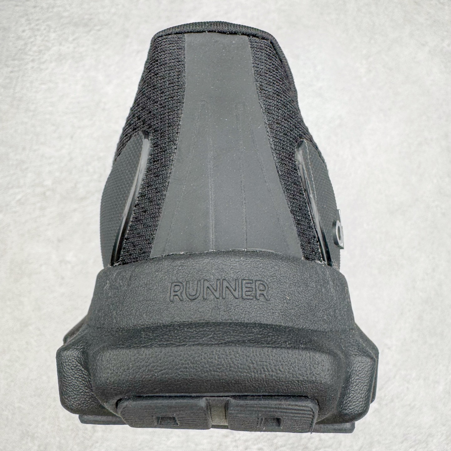 图片[8]-Alo yoga Alo Runner 舒适百搭防滑耐磨低帮跑步鞋 Alo Yoga于2007年创立于洛杉矶，意在传播有意识的运动，同时激发人们的健康意识与创造力。品牌的核心理念在于制作能够带来完美体验的瑜伽服饰与功能性单品，让有意识的运动触入并改变生活。Alo Yoga将其设计延伸到日常服饰概念，坚持不懈地捕捉当代时尚潮流，将品牌的运动美学理念、精致前卫的设计与舒适功能面料完美结合。与此同时，Alo Yoga的设计受到了时尚界人士与名人们的追捧，Talor Swift、Kendall Jenner等街拍照片中都曾出现品牌不同单品的身影。尺码：36 36.5 37.5 38 38.5 39 40 40.5 41 42 42.5 43 44 44.5 45-选品中心