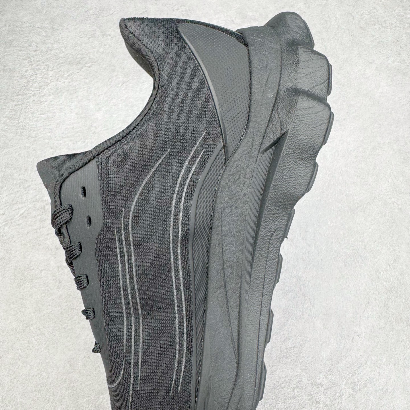 图片[7]-Alo yoga Alo Runner 舒适百搭防滑耐磨低帮跑步鞋 Alo Yoga于2007年创立于洛杉矶，意在传播有意识的运动，同时激发人们的健康意识与创造力。品牌的核心理念在于制作能够带来完美体验的瑜伽服饰与功能性单品，让有意识的运动触入并改变生活。Alo Yoga将其设计延伸到日常服饰概念，坚持不懈地捕捉当代时尚潮流，将品牌的运动美学理念、精致前卫的设计与舒适功能面料完美结合。与此同时，Alo Yoga的设计受到了时尚界人士与名人们的追捧，Talor Swift、Kendall Jenner等街拍照片中都曾出现品牌不同单品的身影。尺码：36 36.5 37.5 38 38.5 39 40 40.5 41 42 42.5 43 44 44.5 45-选品中心