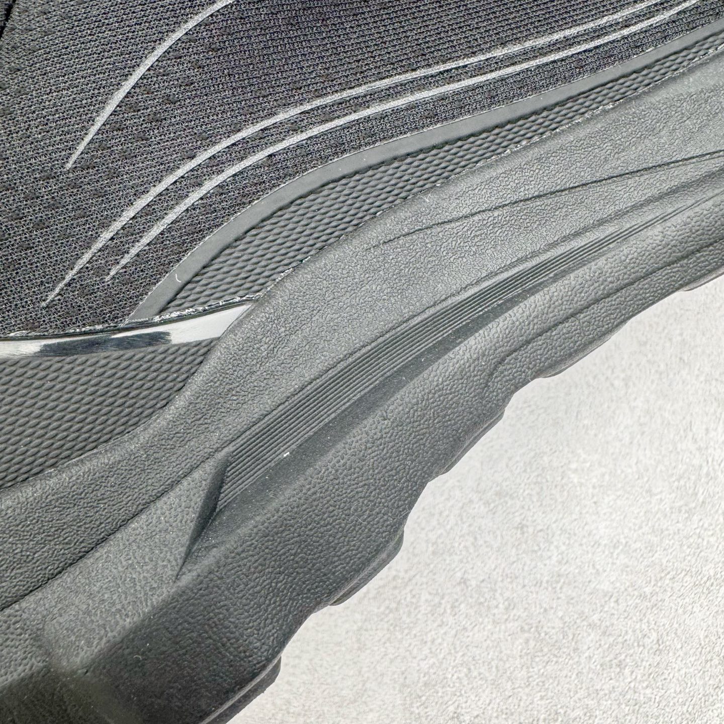 图片[16]-Alo yoga Alo Runner 舒适百搭防滑耐磨低帮跑步鞋 Alo Yoga于2007年创立于洛杉矶，意在传播有意识的运动，同时激发人们的健康意识与创造力。品牌的核心理念在于制作能够带来完美体验的瑜伽服饰与功能性单品，让有意识的运动触入并改变生活。Alo Yoga将其设计延伸到日常服饰概念，坚持不懈地捕捉当代时尚潮流，将品牌的运动美学理念、精致前卫的设计与舒适功能面料完美结合。与此同时，Alo Yoga的设计受到了时尚界人士与名人们的追捧，Talor Swift、Kendall Jenner等街拍照片中都曾出现品牌不同单品的身影。尺码：36 36.5 37.5 38 38.5 39 40 40.5 41 42 42.5 43 44 44.5 45-选品中心