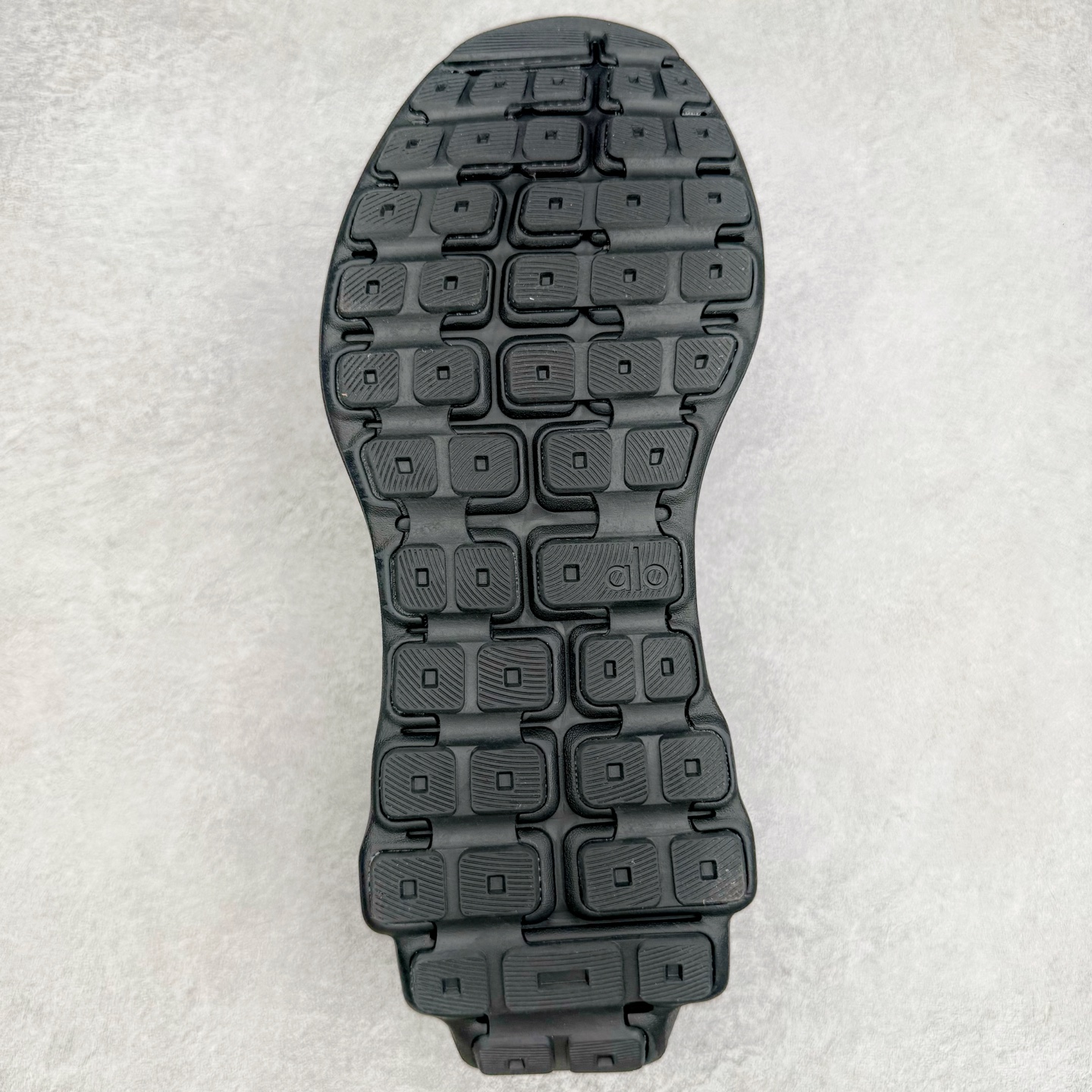 图片[9]-Alo yoga Alo Runner 舒适百搭防滑耐磨低帮跑步鞋 Alo Yoga于2007年创立于洛杉矶，意在传播有意识的运动，同时激发人们的健康意识与创造力。品牌的核心理念在于制作能够带来完美体验的瑜伽服饰与功能性单品，让有意识的运动触入并改变生活。Alo Yoga将其设计延伸到日常服饰概念，坚持不懈地捕捉当代时尚潮流，将品牌的运动美学理念、精致前卫的设计与舒适功能面料完美结合。与此同时，Alo Yoga的设计受到了时尚界人士与名人们的追捧，Talor Swift、Kendall Jenner等街拍照片中都曾出现品牌不同单品的身影。尺码：36 36.5 37.5 38 38.5 39 40 40.5 41 42 42.5 43 44 44.5 45-选品中心