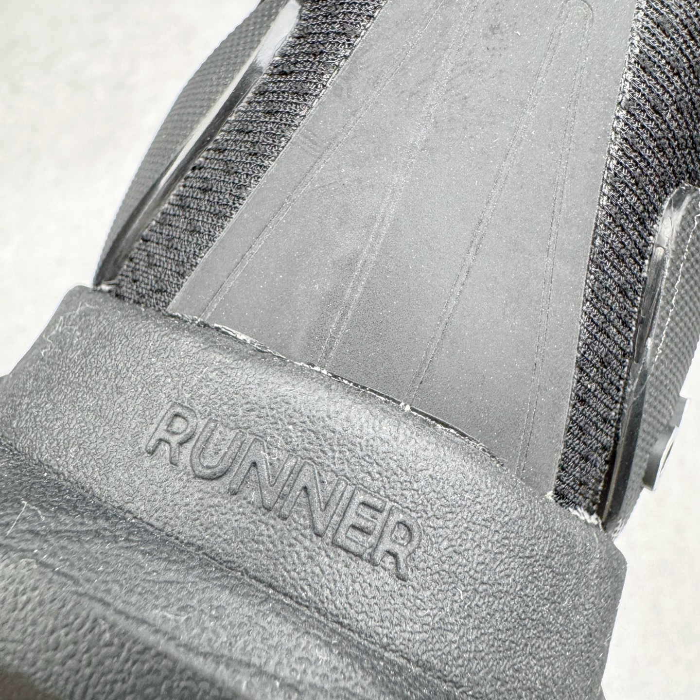 图片[11]-Alo yoga Alo Runner 舒适百搭防滑耐磨低帮跑步鞋 Alo Yoga于2007年创立于洛杉矶，意在传播有意识的运动，同时激发人们的健康意识与创造力。品牌的核心理念在于制作能够带来完美体验的瑜伽服饰与功能性单品，让有意识的运动触入并改变生活。Alo Yoga将其设计延伸到日常服饰概念，坚持不懈地捕捉当代时尚潮流，将品牌的运动美学理念、精致前卫的设计与舒适功能面料完美结合。与此同时，Alo Yoga的设计受到了时尚界人士与名人们的追捧，Talor Swift、Kendall Jenner等街拍照片中都曾出现品牌不同单品的身影。尺码：36 36.5 37.5 38 38.5 39 40 40.5 41 42 42.5 43 44 44.5 45-选品中心