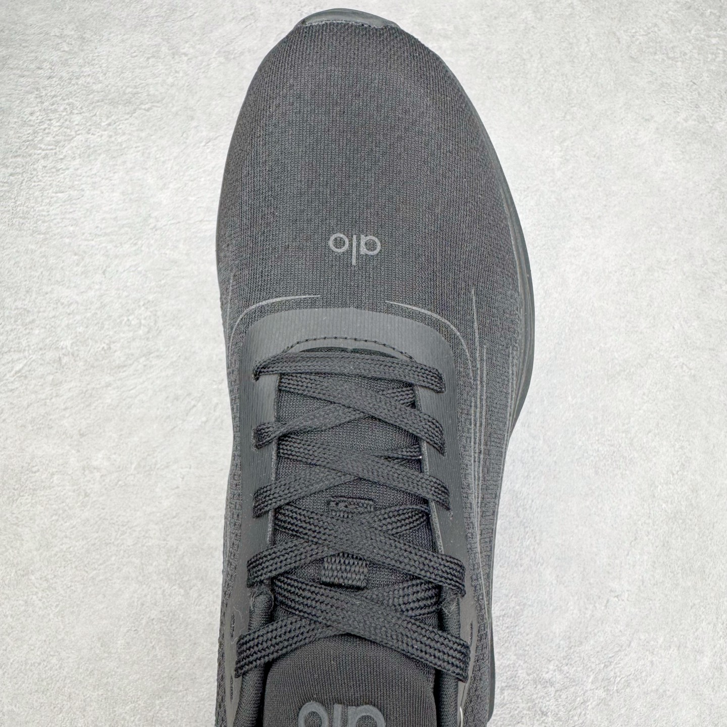 图片[4]-Alo yoga Alo Runner 舒适百搭防滑耐磨低帮跑步鞋 Alo Yoga于2007年创立于洛杉矶，意在传播有意识的运动，同时激发人们的健康意识与创造力。品牌的核心理念在于制作能够带来完美体验的瑜伽服饰与功能性单品，让有意识的运动触入并改变生活。Alo Yoga将其设计延伸到日常服饰概念，坚持不懈地捕捉当代时尚潮流，将品牌的运动美学理念、精致前卫的设计与舒适功能面料完美结合。与此同时，Alo Yoga的设计受到了时尚界人士与名人们的追捧，Talor Swift、Kendall Jenner等街拍照片中都曾出现品牌不同单品的身影。尺码：36 36.5 37.5 38 38.5 39 40 40.5 41 42 42.5 43 44 44.5 45-选品中心