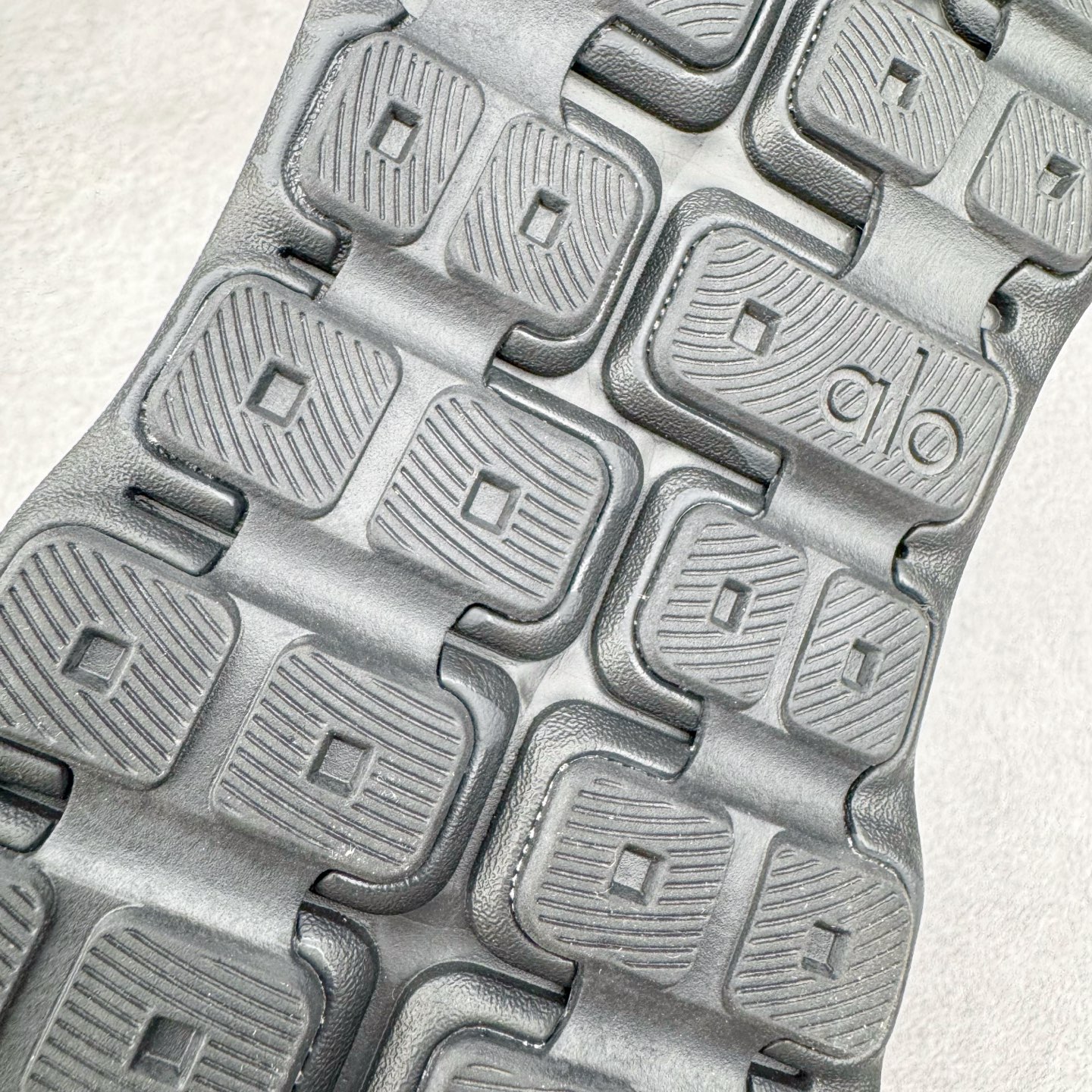 图片[17]-Alo yoga Alo Runner 舒适百搭防滑耐磨低帮跑步鞋 Alo Yoga于2007年创立于洛杉矶，意在传播有意识的运动，同时激发人们的健康意识与创造力。品牌的核心理念在于制作能够带来完美体验的瑜伽服饰与功能性单品，让有意识的运动触入并改变生活。Alo Yoga将其设计延伸到日常服饰概念，坚持不懈地捕捉当代时尚潮流，将品牌的运动美学理念、精致前卫的设计与舒适功能面料完美结合。与此同时，Alo Yoga的设计受到了时尚界人士与名人们的追捧，Talor Swift、Kendall Jenner等街拍照片中都曾出现品牌不同单品的身影。尺码：36 36.5 37.5 38 38.5 39 40 40.5 41 42 42.5 43 44 44.5 45-选品中心