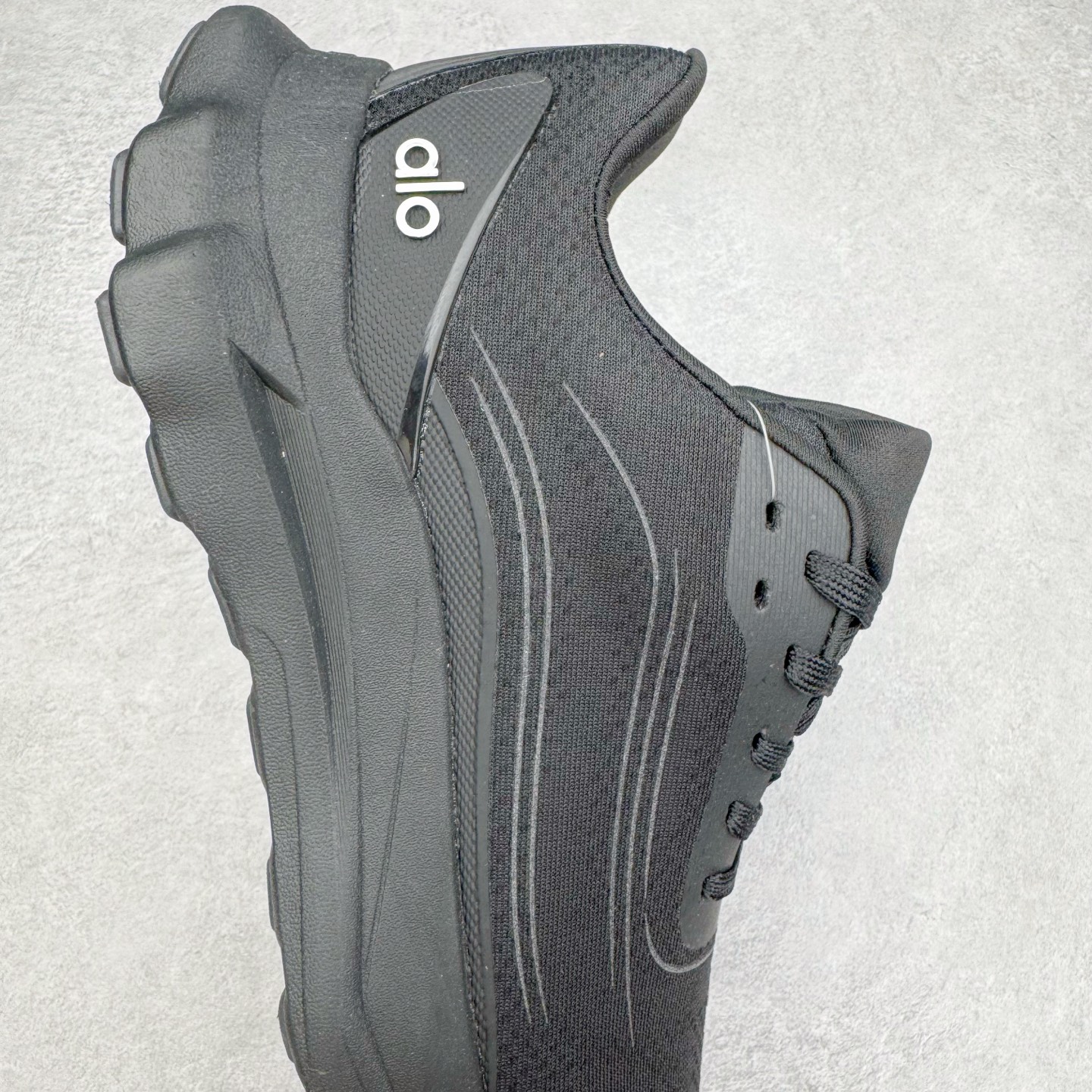 图片[6]-Alo yoga Alo Runner 舒适百搭防滑耐磨低帮跑步鞋 Alo Yoga于2007年创立于洛杉矶，意在传播有意识的运动，同时激发人们的健康意识与创造力。品牌的核心理念在于制作能够带来完美体验的瑜伽服饰与功能性单品，让有意识的运动触入并改变生活。Alo Yoga将其设计延伸到日常服饰概念，坚持不懈地捕捉当代时尚潮流，将品牌的运动美学理念、精致前卫的设计与舒适功能面料完美结合。与此同时，Alo Yoga的设计受到了时尚界人士与名人们的追捧，Talor Swift、Kendall Jenner等街拍照片中都曾出现品牌不同单品的身影。尺码：36 36.5 37.5 38 38.5 39 40 40.5 41 42 42.5 43 44 44.5 45-选品中心