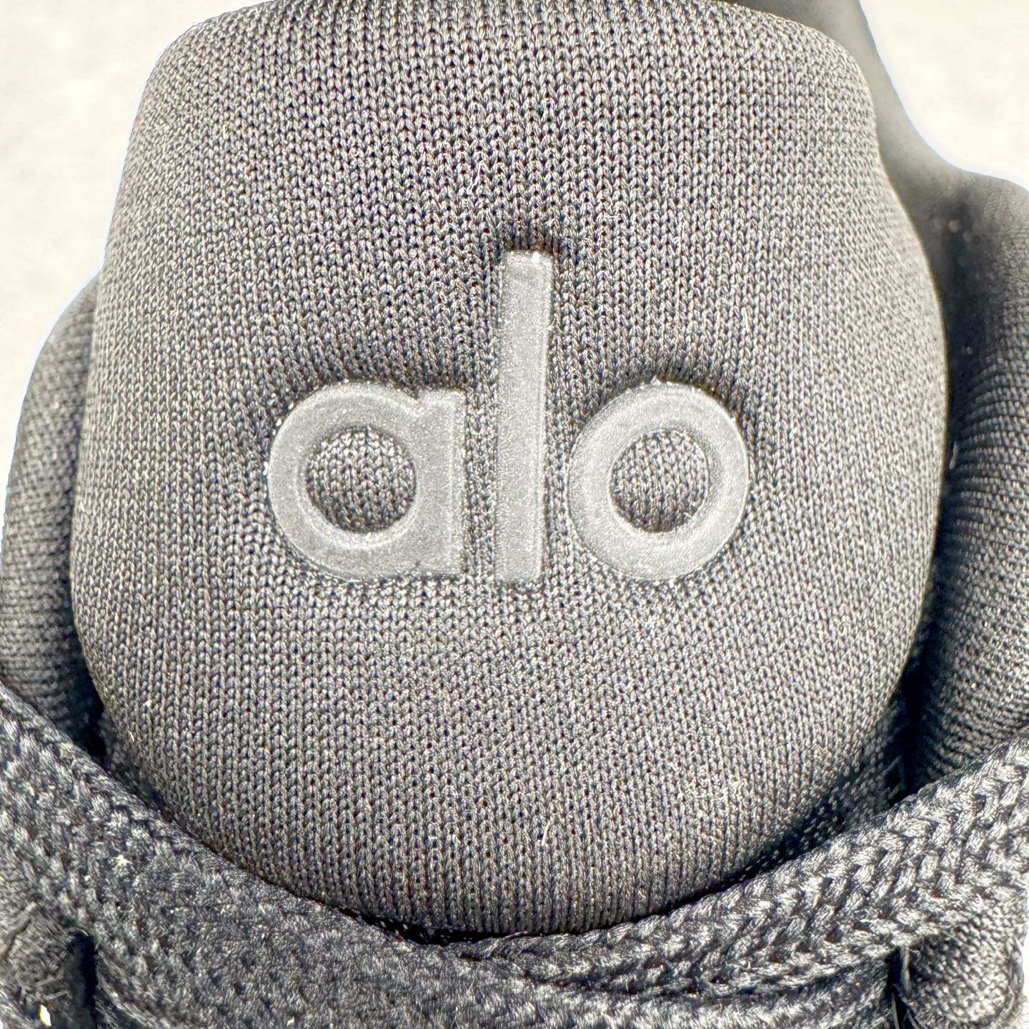 图片[12]-Alo yoga Alo Runner 舒适百搭防滑耐磨低帮跑步鞋 Alo Yoga于2007年创立于洛杉矶，意在传播有意识的运动，同时激发人们的健康意识与创造力。品牌的核心理念在于制作能够带来完美体验的瑜伽服饰与功能性单品，让有意识的运动触入并改变生活。Alo Yoga将其设计延伸到日常服饰概念，坚持不懈地捕捉当代时尚潮流，将品牌的运动美学理念、精致前卫的设计与舒适功能面料完美结合。与此同时，Alo Yoga的设计受到了时尚界人士与名人们的追捧，Talor Swift、Kendall Jenner等街拍照片中都曾出现品牌不同单品的身影。尺码：36 36.5 37.5 38 38.5 39 40 40.5 41 42 42.5 43 44 44.5 45-选品中心