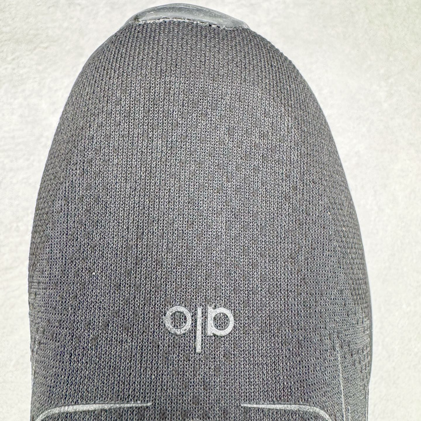 图片[13]-Alo yoga Alo Runner 舒适百搭防滑耐磨低帮跑步鞋 Alo Yoga于2007年创立于洛杉矶，意在传播有意识的运动，同时激发人们的健康意识与创造力。品牌的核心理念在于制作能够带来完美体验的瑜伽服饰与功能性单品，让有意识的运动触入并改变生活。Alo Yoga将其设计延伸到日常服饰概念，坚持不懈地捕捉当代时尚潮流，将品牌的运动美学理念、精致前卫的设计与舒适功能面料完美结合。与此同时，Alo Yoga的设计受到了时尚界人士与名人们的追捧，Talor Swift、Kendall Jenner等街拍照片中都曾出现品牌不同单品的身影。尺码：36 36.5 37.5 38 38.5 39 40 40.5 41 42 42.5 43 44 44.5 45-选品中心