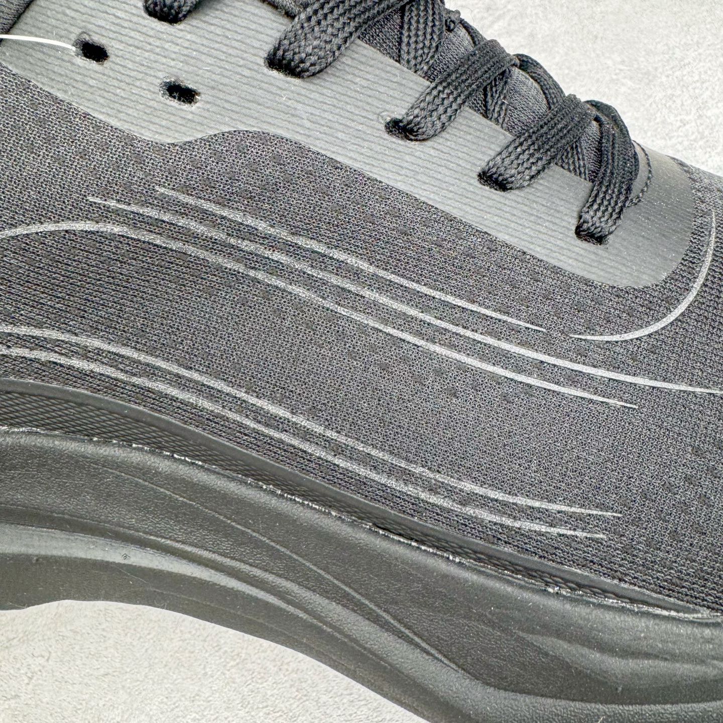 图片[14]-Alo yoga Alo Runner 舒适百搭防滑耐磨低帮跑步鞋 Alo Yoga于2007年创立于洛杉矶，意在传播有意识的运动，同时激发人们的健康意识与创造力。品牌的核心理念在于制作能够带来完美体验的瑜伽服饰与功能性单品，让有意识的运动触入并改变生活。Alo Yoga将其设计延伸到日常服饰概念，坚持不懈地捕捉当代时尚潮流，将品牌的运动美学理念、精致前卫的设计与舒适功能面料完美结合。与此同时，Alo Yoga的设计受到了时尚界人士与名人们的追捧，Talor Swift、Kendall Jenner等街拍照片中都曾出现品牌不同单品的身影。尺码：36 36.5 37.5 38 38.5 39 40 40.5 41 42 42.5 43 44 44.5 45-选品中心