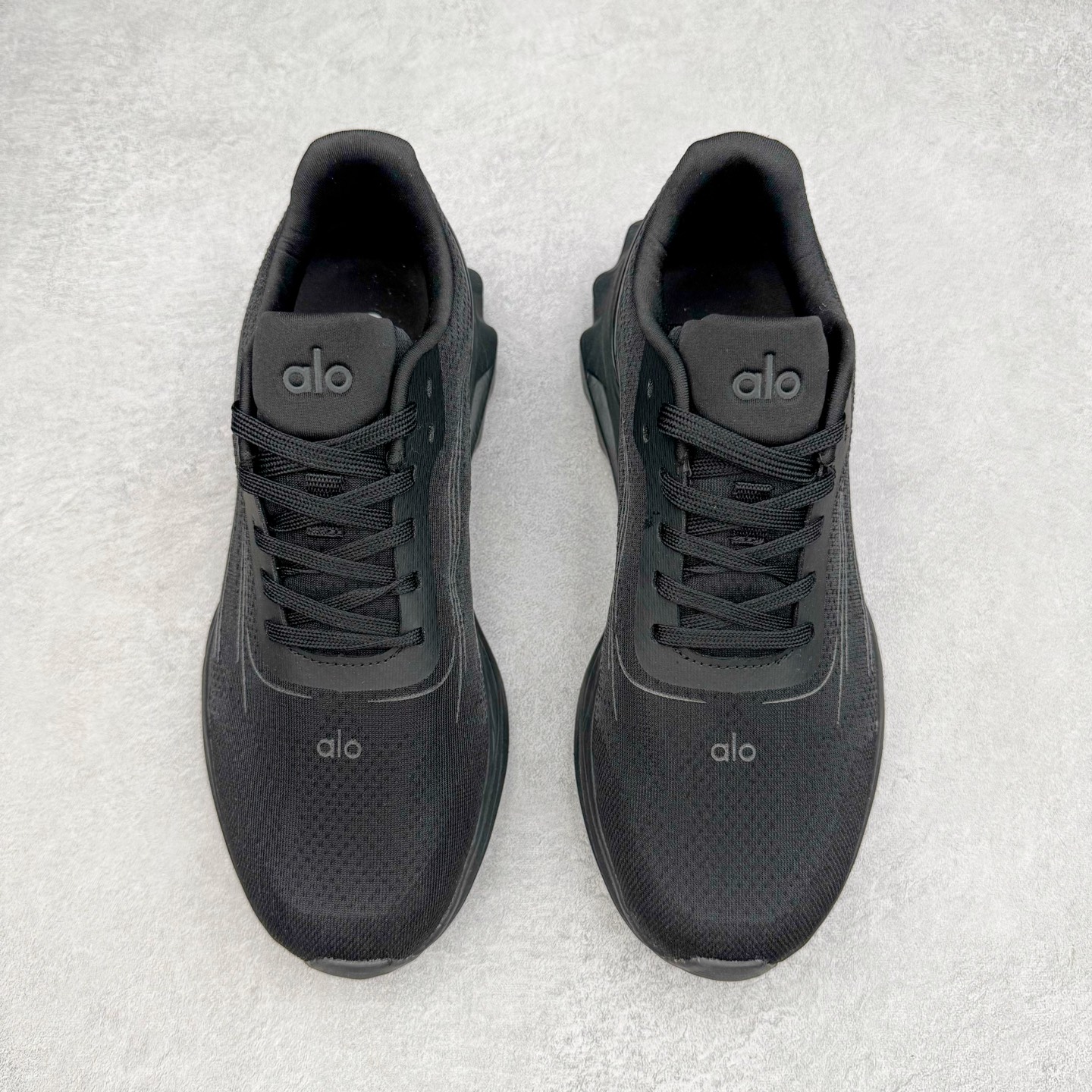 图片[2]-Alo yoga Alo Runner 舒适百搭防滑耐磨低帮跑步鞋 Alo Yoga于2007年创立于洛杉矶，意在传播有意识的运动，同时激发人们的健康意识与创造力。品牌的核心理念在于制作能够带来完美体验的瑜伽服饰与功能性单品，让有意识的运动触入并改变生活。Alo Yoga将其设计延伸到日常服饰概念，坚持不懈地捕捉当代时尚潮流，将品牌的运动美学理念、精致前卫的设计与舒适功能面料完美结合。与此同时，Alo Yoga的设计受到了时尚界人士与名人们的追捧，Talor Swift、Kendall Jenner等街拍照片中都曾出现品牌不同单品的身影。尺码：36 36.5 37.5 38 38.5 39 40 40.5 41 42 42.5 43 44 44.5 45-选品中心