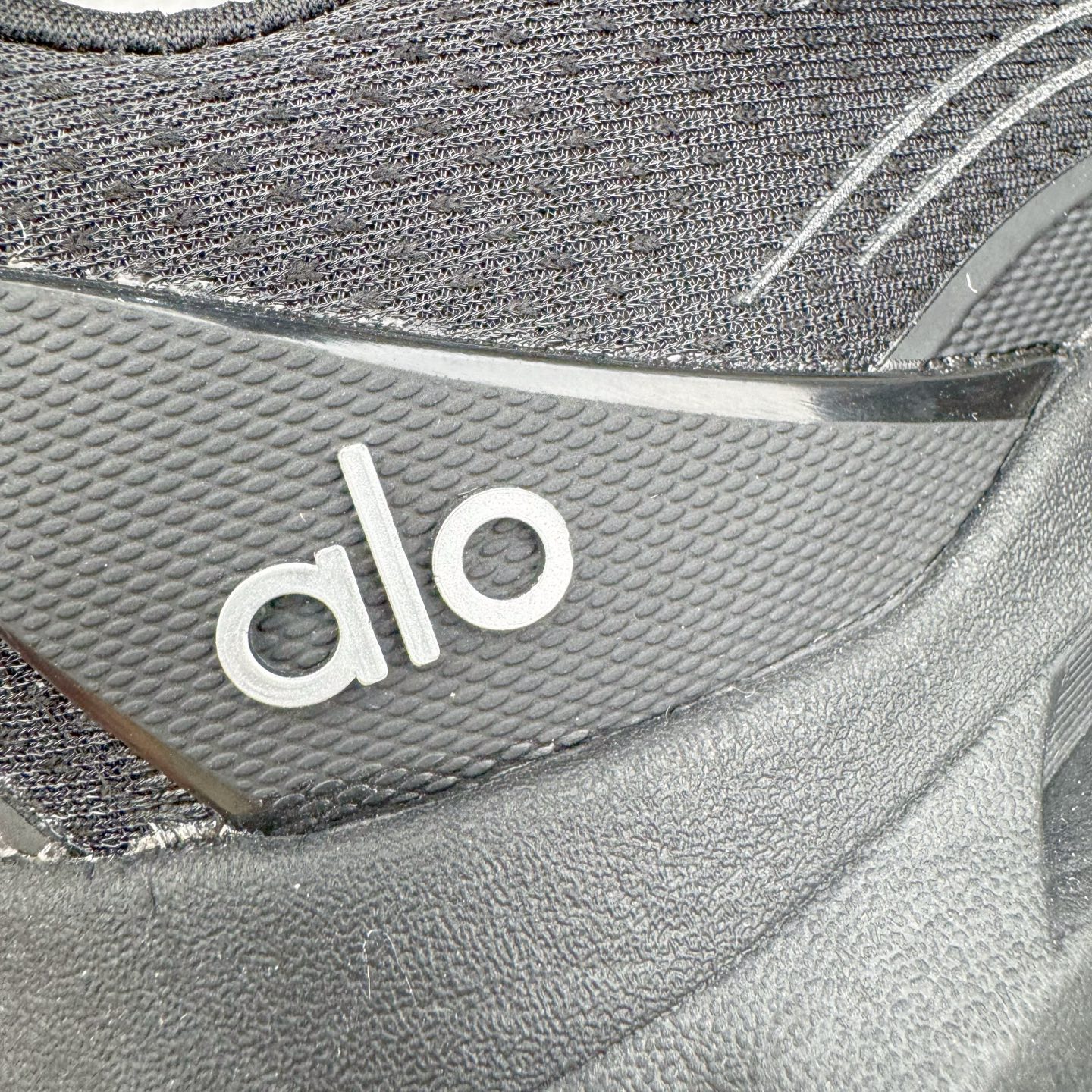 图片[15]-Alo yoga Alo Runner 舒适百搭防滑耐磨低帮跑步鞋 Alo Yoga于2007年创立于洛杉矶，意在传播有意识的运动，同时激发人们的健康意识与创造力。品牌的核心理念在于制作能够带来完美体验的瑜伽服饰与功能性单品，让有意识的运动触入并改变生活。Alo Yoga将其设计延伸到日常服饰概念，坚持不懈地捕捉当代时尚潮流，将品牌的运动美学理念、精致前卫的设计与舒适功能面料完美结合。与此同时，Alo Yoga的设计受到了时尚界人士与名人们的追捧，Talor Swift、Kendall Jenner等街拍照片中都曾出现品牌不同单品的身影。尺码：36 36.5 37.5 38 38.5 39 40 40.5 41 42 42.5 43 44 44.5 45-选品中心