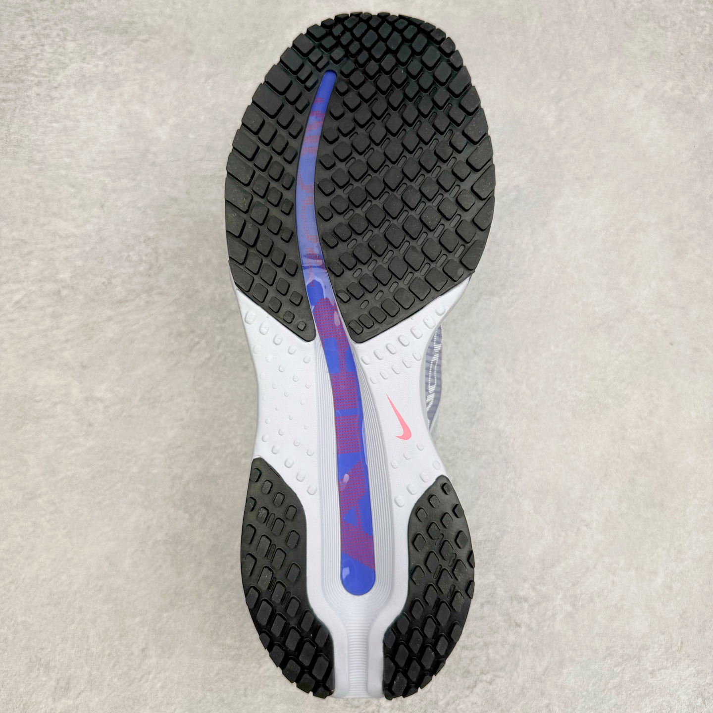 图片[9]-＃纯原 NK Pegasus Premium 飞马全掌气垫跑步运动鞋 HQ2592-004 气垫的究极进化 NIKE2025新王炸 • 在特有Air科技加持下，耐克带来全新Pegasus Premium。这款跑鞋在传承耐克飞马（Pegasus）系列标志性的缓震功能的同时，将首次搭载耐克的塑型可视化Air Zoom气垫单元。• 塑型Air Zoom气垫单元贴合脚部的自然轮廓，帮助跑者在从后跟到脚趾的过渡中能够有效传递力量，带来一种前所未有的轻盈、顺畅回馈体验。中底采用ZoomX泡绵，后跟则使用ReactX泡绵，为跑者提供稳定流畅的推进感。• 塑型可视化Air Zoom气垫单元和精心配置的泡绵组合，让Pegasus Premium成为耐克飞马系列中颇具能量回馈的鞋款。• 全新Pegasus Premium不仅展示了耐克势头强劲的创新周期，证明了其特有的Air科技的强大实力，更体现了耐克倾听和服务运动员的能力。尺码：36 36.5 37.5 38 38.5 39 40 40.5 41 42 42.5 43 44 44.5 45-选品中心