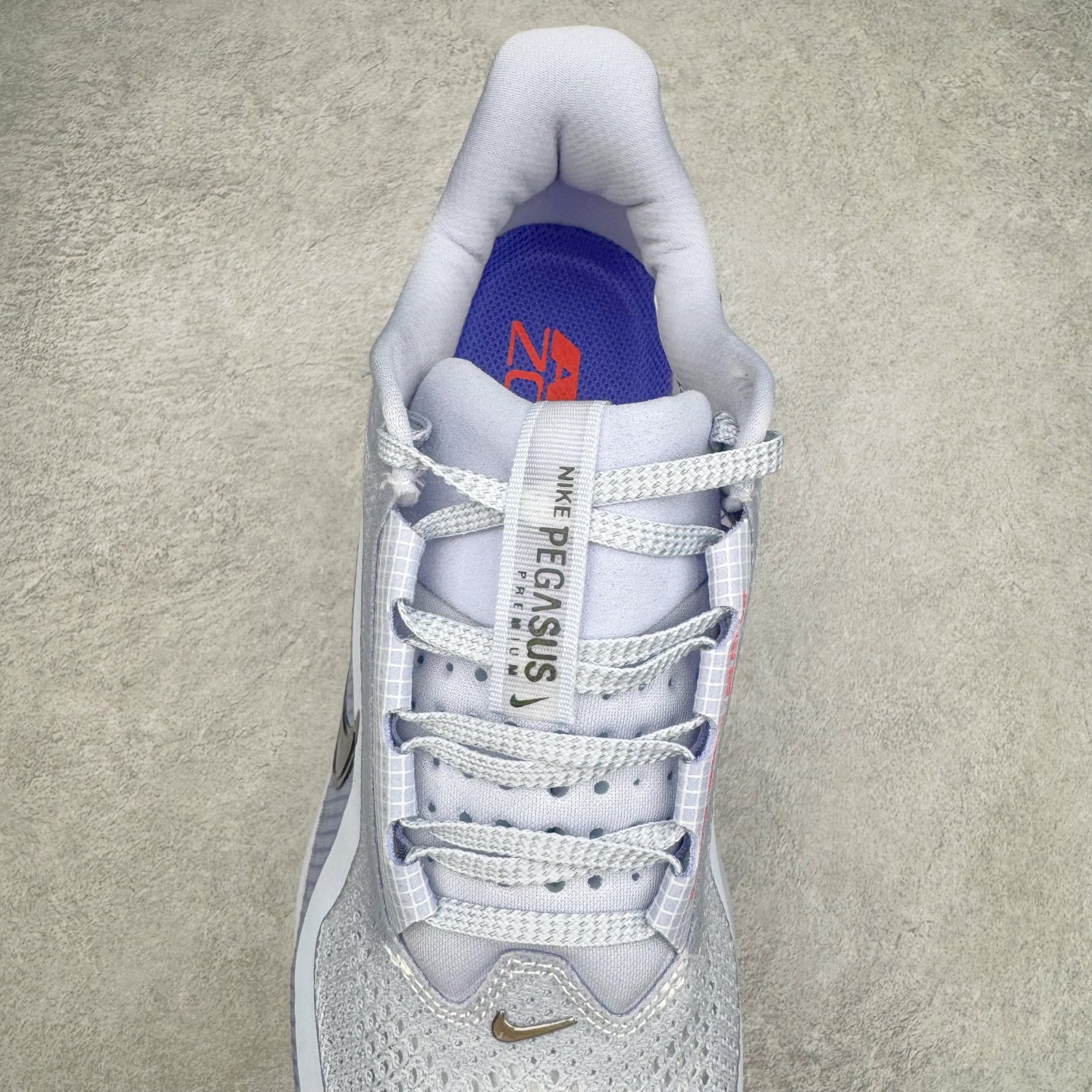 图片[5]-＃纯原 NK Pegasus Premium 飞马全掌气垫跑步运动鞋 HQ2592-004 气垫的究极进化 NIKE2025新王炸 • 在特有Air科技加持下，耐克带来全新Pegasus Premium。这款跑鞋在传承耐克飞马（Pegasus）系列标志性的缓震功能的同时，将首次搭载耐克的塑型可视化Air Zoom气垫单元。• 塑型Air Zoom气垫单元贴合脚部的自然轮廓，帮助跑者在从后跟到脚趾的过渡中能够有效传递力量，带来一种前所未有的轻盈、顺畅回馈体验。中底采用ZoomX泡绵，后跟则使用ReactX泡绵，为跑者提供稳定流畅的推进感。• 塑型可视化Air Zoom气垫单元和精心配置的泡绵组合，让Pegasus Premium成为耐克飞马系列中颇具能量回馈的鞋款。• 全新Pegasus Premium不仅展示了耐克势头强劲的创新周期，证明了其特有的Air科技的强大实力，更体现了耐克倾听和服务运动员的能力。尺码：36 36.5 37.5 38 38.5 39 40 40.5 41 42 42.5 43 44 44.5 45-选品中心