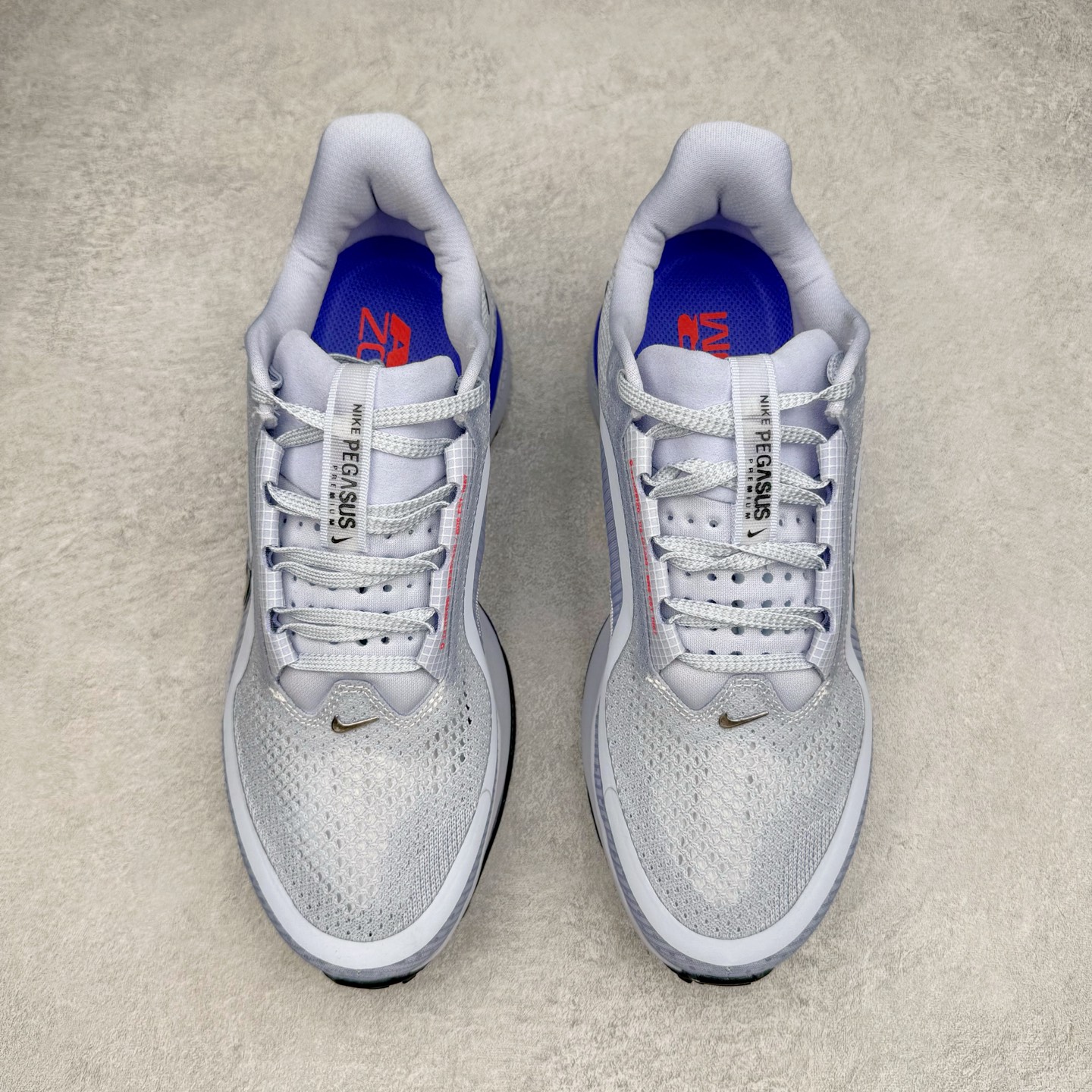 图片[2]-＃纯原 NK Pegasus Premium 飞马全掌气垫跑步运动鞋 HQ2592-004 气垫的究极进化 NIKE2025新王炸 • 在特有Air科技加持下，耐克带来全新Pegasus Premium。这款跑鞋在传承耐克飞马（Pegasus）系列标志性的缓震功能的同时，将首次搭载耐克的塑型可视化Air Zoom气垫单元。• 塑型Air Zoom气垫单元贴合脚部的自然轮廓，帮助跑者在从后跟到脚趾的过渡中能够有效传递力量，带来一种前所未有的轻盈、顺畅回馈体验。中底采用ZoomX泡绵，后跟则使用ReactX泡绵，为跑者提供稳定流畅的推进感。• 塑型可视化Air Zoom气垫单元和精心配置的泡绵组合，让Pegasus Premium成为耐克飞马系列中颇具能量回馈的鞋款。• 全新Pegasus Premium不仅展示了耐克势头强劲的创新周期，证明了其特有的Air科技的强大实力，更体现了耐克倾听和服务运动员的能力。尺码：36 36.5 37.5 38 38.5 39 40 40.5 41 42 42.5 43 44 44.5 45-选品中心