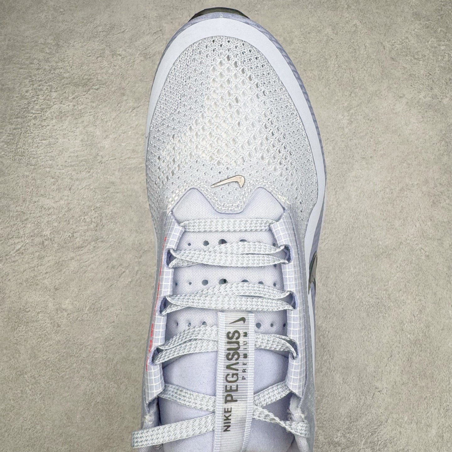 图片[4]-＃纯原 NK Pegasus Premium 飞马全掌气垫跑步运动鞋 HQ2592-004 气垫的究极进化 NIKE2025新王炸 • 在特有Air科技加持下，耐克带来全新Pegasus Premium。这款跑鞋在传承耐克飞马（Pegasus）系列标志性的缓震功能的同时，将首次搭载耐克的塑型可视化Air Zoom气垫单元。• 塑型Air Zoom气垫单元贴合脚部的自然轮廓，帮助跑者在从后跟到脚趾的过渡中能够有效传递力量，带来一种前所未有的轻盈、顺畅回馈体验。中底采用ZoomX泡绵，后跟则使用ReactX泡绵，为跑者提供稳定流畅的推进感。• 塑型可视化Air Zoom气垫单元和精心配置的泡绵组合，让Pegasus Premium成为耐克飞马系列中颇具能量回馈的鞋款。• 全新Pegasus Premium不仅展示了耐克势头强劲的创新周期，证明了其特有的Air科技的强大实力，更体现了耐克倾听和服务运动员的能力。尺码：36 36.5 37.5 38 38.5 39 40 40.5 41 42 42.5 43 44 44.5 45-选品中心