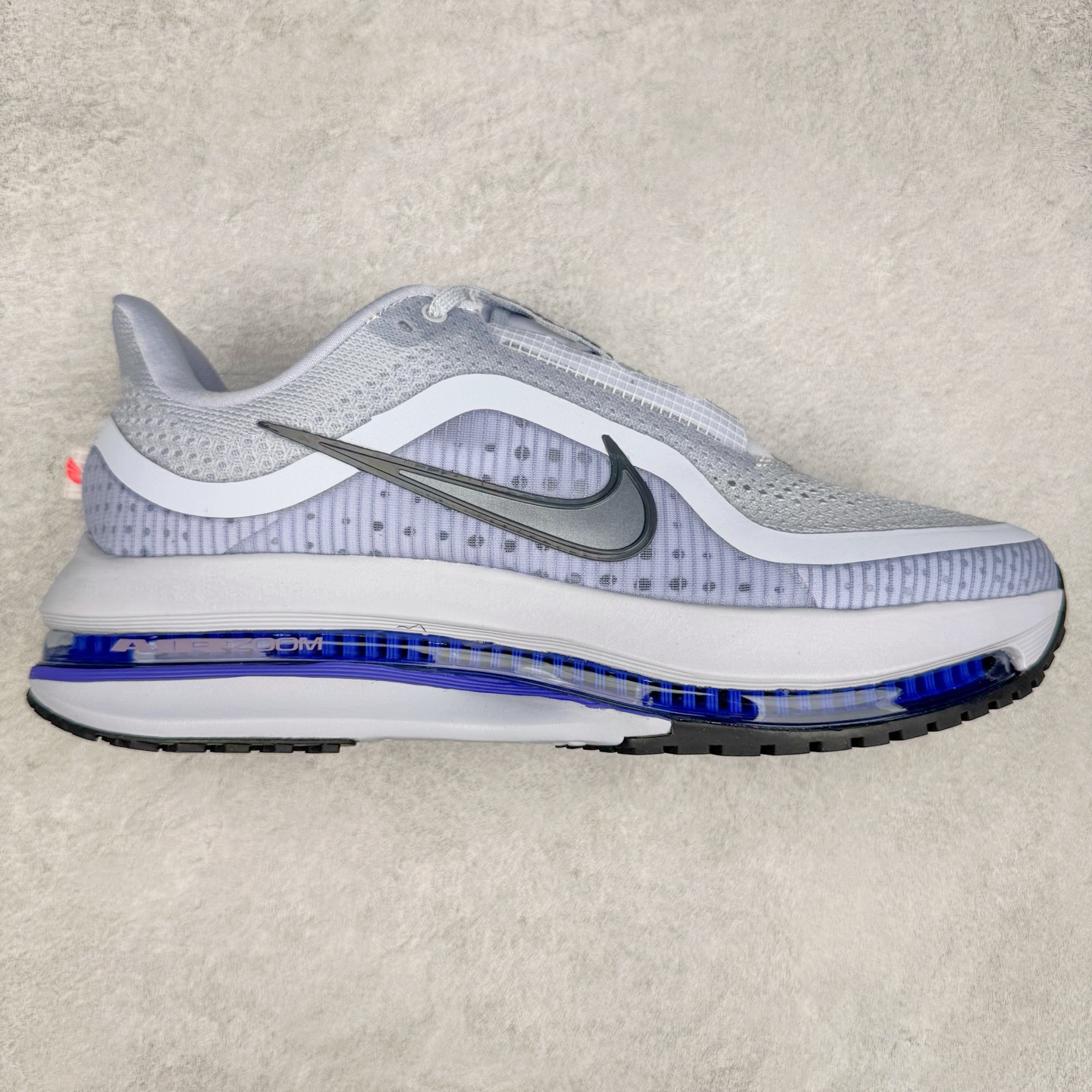 ＃纯原 NK Pegasus Premium 飞马全掌气垫跑步运动鞋 HQ2592-004 气垫的究极进化 NIKE2025新王炸 • 在特有Air科技加持下，耐克带来全新Pegasus Premium。这款跑鞋在传承耐克飞马（Pegasus）系列标志性的缓震功能的同时，将首次搭载耐克的塑型可视化Air Zoom气垫单元。• 塑型Air Zoom气垫单元贴合脚部的自然轮廓，帮助跑者在从后跟到脚趾的过渡中能够有效传递力量，带来一种前所未有的轻盈、顺畅回馈体验。中底采用ZoomX泡绵，后跟则使用ReactX泡绵，为跑者提供稳定流畅的推进感。• 塑型可视化Air Zoom气垫单元和精心配置的泡绵组合，让Pegasus Premium成为耐克飞马系列中颇具能量回馈的鞋款。• 全新Pegasus Premium不仅展示了耐克势头强劲的创新周期，证明了其特有的Air科技的强大实力，更体现了耐克倾听和服务运动员的能力。尺码：36 36.5 37.5 38 38.5 39 40 40.5 41 42 42.5 43 44 44.5 45-选品中心