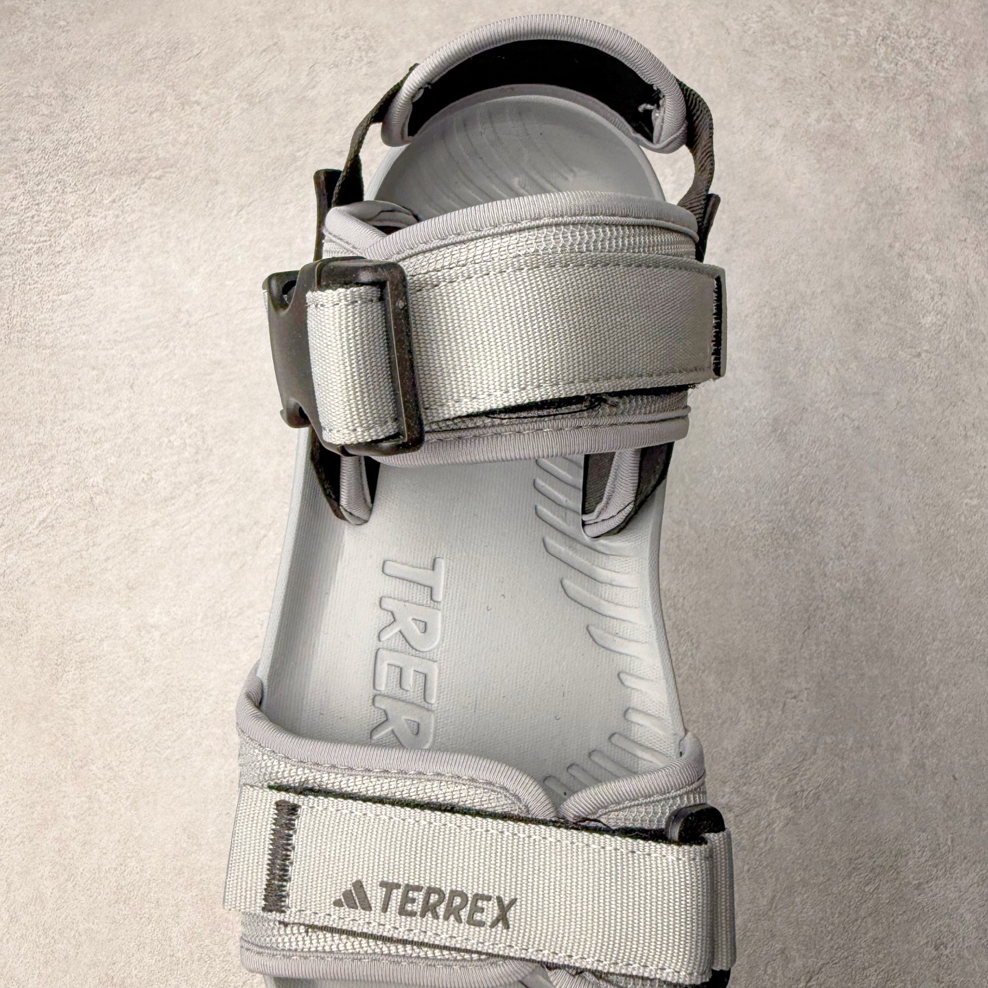 图片[5]-AD Terrex Hydroterra 休闲舒适沙滩凉鞋 adidas（阿迪达斯）是一家世界知名的体育用品和服装品牌，成立于1949年，总部位于德国。原本阿道夫•达斯勒和他的兄弟鲁道夫•达斯勒一起经营着一家鞋厂，专门生产和销售运动鞋。由于兄弟俩在经营理念和方向上的分歧，阿道夫•达斯勒在1949年以自己的名字\\\”Adi\\\”和姓氏\\\”Das\\\”来命名，创立了adidas。哥哥鲁道夫•达斯勒则开设了运动品牌puma。adidas从成立之初就致力于为运动员提供优质的运动产品和创新的技术。品牌不断推出创新的运动鞋和服装，以满足运动员在各种运动场合中的需求。adidas的产品涵盖了跑步、足球、篮球、网球等多个运动领域，成为众多专业和业余运动员的首选。时至今日，阿迪达斯已经成为众多运动明星及时尚人士的宠儿。 多款鞋子因为其款式经典，时尚百搭，一直为大众所喜爱。实拍调校N版已经零色差零失真 百分百还原实物色彩所见即所得 不存在货不对板色差等低级问题 选购参考实物拍摄 不混卖不参货 只用心做好货严格选品 承诺混一赔十 尺码：36 36.5 37.5 38 38.5 39 40 40.5 41 42 42.5 43 44 44.5 45-选品中心