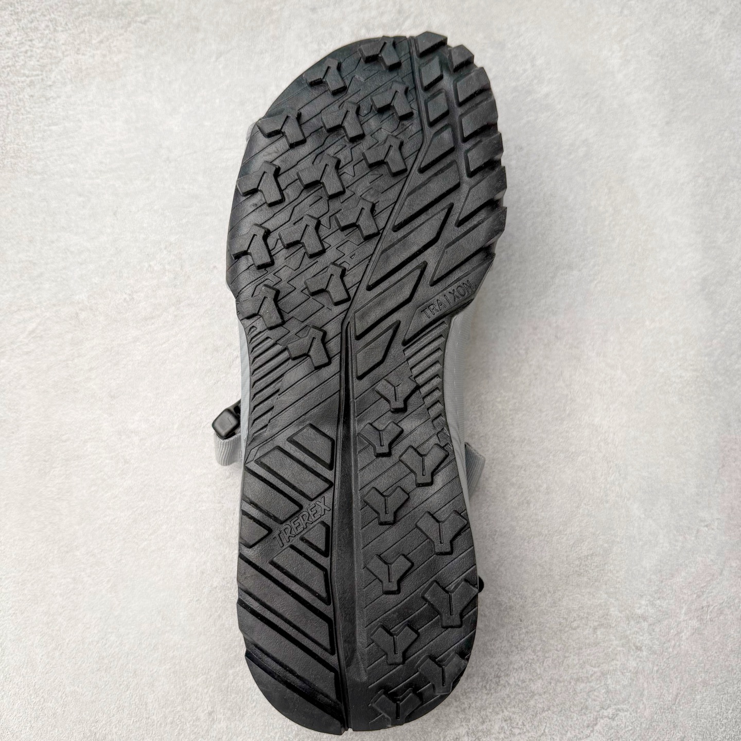 图片[9]-AD Terrex Hydroterra 休闲舒适沙滩凉鞋 adidas（阿迪达斯）是一家世界知名的体育用品和服装品牌，成立于1949年，总部位于德国。原本阿道夫•达斯勒和他的兄弟鲁道夫•达斯勒一起经营着一家鞋厂，专门生产和销售运动鞋。由于兄弟俩在经营理念和方向上的分歧，阿道夫•达斯勒在1949年以自己的名字\\\”Adi\\\”和姓氏\\\”Das\\\”来命名，创立了adidas。哥哥鲁道夫•达斯勒则开设了运动品牌puma。adidas从成立之初就致力于为运动员提供优质的运动产品和创新的技术。品牌不断推出创新的运动鞋和服装，以满足运动员在各种运动场合中的需求。adidas的产品涵盖了跑步、足球、篮球、网球等多个运动领域，成为众多专业和业余运动员的首选。时至今日，阿迪达斯已经成为众多运动明星及时尚人士的宠儿。 多款鞋子因为其款式经典，时尚百搭，一直为大众所喜爱。实拍调校N版已经零色差零失真 百分百还原实物色彩所见即所得 不存在货不对板色差等低级问题 选购参考实物拍摄 不混卖不参货 只用心做好货严格选品 承诺混一赔十 尺码：36 36.5 37.5 38 38.5 39 40 40.5 41 42 42.5 43 44 44.5 45-选品中心