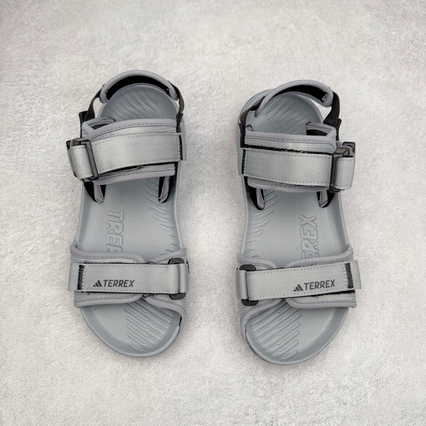 图片[2]-AD Terrex Hydroterra 休闲舒适沙滩凉鞋 adidas（阿迪达斯）是一家世界知名的体育用品和服装品牌，成立于1949年，总部位于德国。原本阿道夫•达斯勒和他的兄弟鲁道夫•达斯勒一起经营着一家鞋厂，专门生产和销售运动鞋。由于兄弟俩在经营理念和方向上的分歧，阿道夫•达斯勒在1949年以自己的名字\\\”Adi\\\”和姓氏\\\”Das\\\”来命名，创立了adidas。哥哥鲁道夫•达斯勒则开设了运动品牌puma。adidas从成立之初就致力于为运动员提供优质的运动产品和创新的技术。品牌不断推出创新的运动鞋和服装，以满足运动员在各种运动场合中的需求。adidas的产品涵盖了跑步、足球、篮球、网球等多个运动领域，成为众多专业和业余运动员的首选。时至今日，阿迪达斯已经成为众多运动明星及时尚人士的宠儿。 多款鞋子因为其款式经典，时尚百搭，一直为大众所喜爱。实拍调校N版已经零色差零失真 百分百还原实物色彩所见即所得 不存在货不对板色差等低级问题 选购参考实物拍摄 不混卖不参货 只用心做好货严格选品 承诺混一赔十 尺码：36 36.5 37.5 38 38.5 39 40 40.5 41 42 42.5 43 44 44.5 45-选品中心