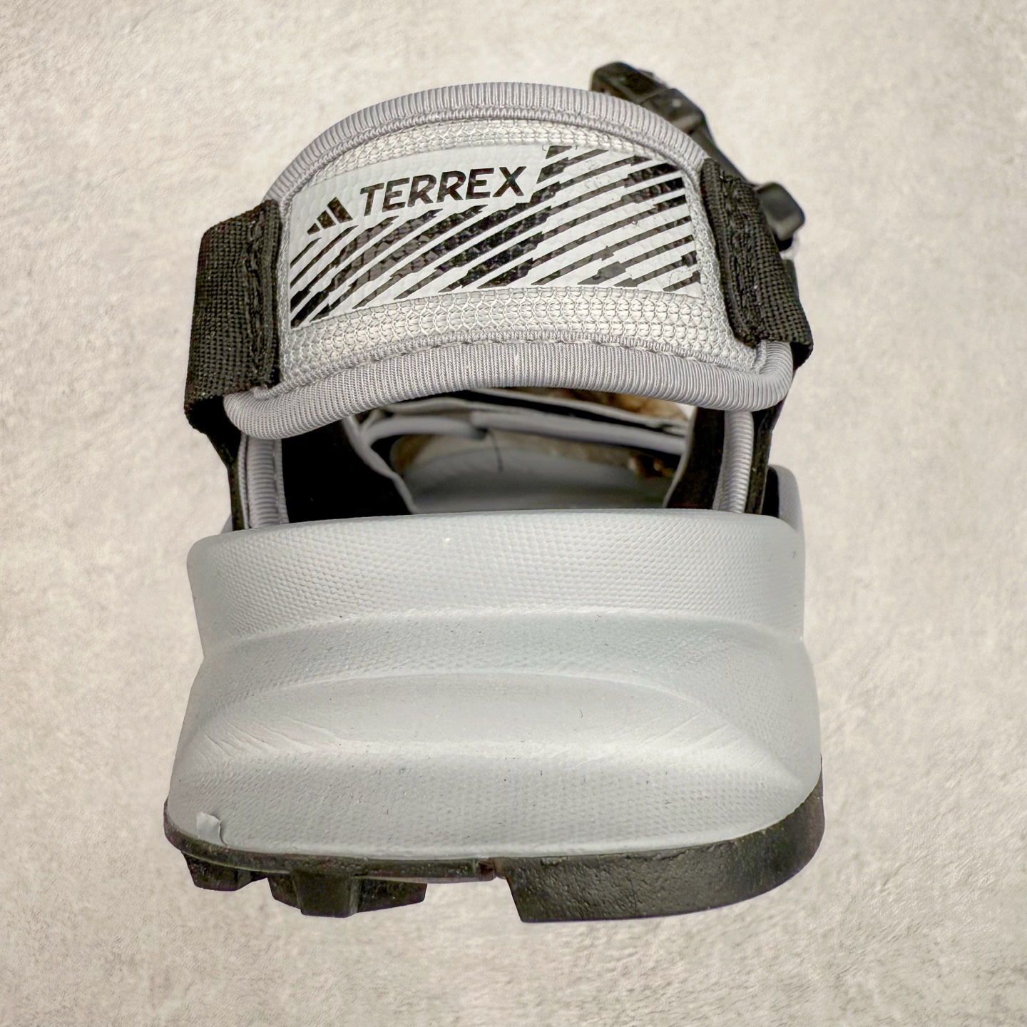 图片[8]-AD Terrex Hydroterra 休闲舒适沙滩凉鞋 adidas（阿迪达斯）是一家世界知名的体育用品和服装品牌，成立于1949年，总部位于德国。原本阿道夫•达斯勒和他的兄弟鲁道夫•达斯勒一起经营着一家鞋厂，专门生产和销售运动鞋。由于兄弟俩在经营理念和方向上的分歧，阿道夫•达斯勒在1949年以自己的名字\\\”Adi\\\”和姓氏\\\”Das\\\”来命名，创立了adidas。哥哥鲁道夫•达斯勒则开设了运动品牌puma。adidas从成立之初就致力于为运动员提供优质的运动产品和创新的技术。品牌不断推出创新的运动鞋和服装，以满足运动员在各种运动场合中的需求。adidas的产品涵盖了跑步、足球、篮球、网球等多个运动领域，成为众多专业和业余运动员的首选。时至今日，阿迪达斯已经成为众多运动明星及时尚人士的宠儿。 多款鞋子因为其款式经典，时尚百搭，一直为大众所喜爱。实拍调校N版已经零色差零失真 百分百还原实物色彩所见即所得 不存在货不对板色差等低级问题 选购参考实物拍摄 不混卖不参货 只用心做好货严格选品 承诺混一赔十 尺码：36 36.5 37.5 38 38.5 39 40 40.5 41 42 42.5 43 44 44.5 45-选品中心