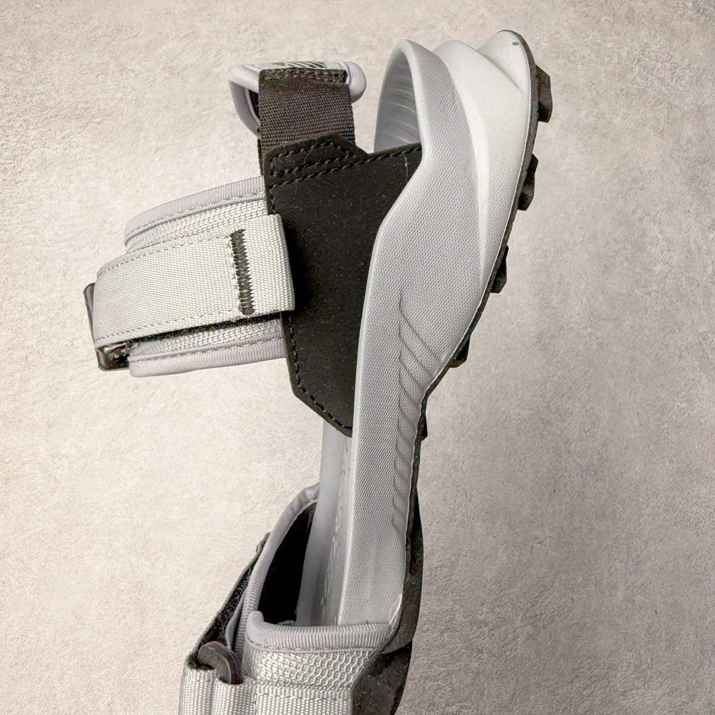 图片[7]-AD Terrex Hydroterra 休闲舒适沙滩凉鞋 adidas（阿迪达斯）是一家世界知名的体育用品和服装品牌，成立于1949年，总部位于德国。原本阿道夫•达斯勒和他的兄弟鲁道夫•达斯勒一起经营着一家鞋厂，专门生产和销售运动鞋。由于兄弟俩在经营理念和方向上的分歧，阿道夫•达斯勒在1949年以自己的名字\\\”Adi\\\”和姓氏\\\”Das\\\”来命名，创立了adidas。哥哥鲁道夫•达斯勒则开设了运动品牌puma。adidas从成立之初就致力于为运动员提供优质的运动产品和创新的技术。品牌不断推出创新的运动鞋和服装，以满足运动员在各种运动场合中的需求。adidas的产品涵盖了跑步、足球、篮球、网球等多个运动领域，成为众多专业和业余运动员的首选。时至今日，阿迪达斯已经成为众多运动明星及时尚人士的宠儿。 多款鞋子因为其款式经典，时尚百搭，一直为大众所喜爱。实拍调校N版已经零色差零失真 百分百还原实物色彩所见即所得 不存在货不对板色差等低级问题 选购参考实物拍摄 不混卖不参货 只用心做好货严格选品 承诺混一赔十 尺码：36 36.5 37.5 38 38.5 39 40 40.5 41 42 42.5 43 44 44.5 45-选品中心