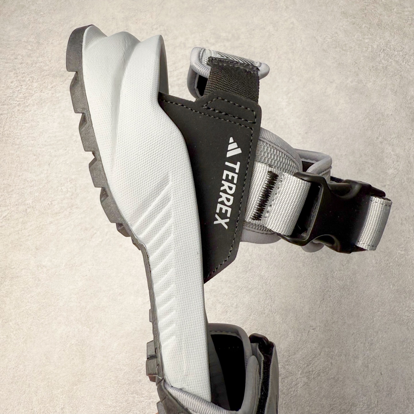 图片[6]-AD Terrex Hydroterra 休闲舒适沙滩凉鞋 adidas（阿迪达斯）是一家世界知名的体育用品和服装品牌，成立于1949年，总部位于德国。原本阿道夫•达斯勒和他的兄弟鲁道夫•达斯勒一起经营着一家鞋厂，专门生产和销售运动鞋。由于兄弟俩在经营理念和方向上的分歧，阿道夫•达斯勒在1949年以自己的名字\\\”Adi\\\”和姓氏\\\”Das\\\”来命名，创立了adidas。哥哥鲁道夫•达斯勒则开设了运动品牌puma。adidas从成立之初就致力于为运动员提供优质的运动产品和创新的技术。品牌不断推出创新的运动鞋和服装，以满足运动员在各种运动场合中的需求。adidas的产品涵盖了跑步、足球、篮球、网球等多个运动领域，成为众多专业和业余运动员的首选。时至今日，阿迪达斯已经成为众多运动明星及时尚人士的宠儿。 多款鞋子因为其款式经典，时尚百搭，一直为大众所喜爱。实拍调校N版已经零色差零失真 百分百还原实物色彩所见即所得 不存在货不对板色差等低级问题 选购参考实物拍摄 不混卖不参货 只用心做好货严格选品 承诺混一赔十 尺码：36 36.5 37.5 38 38.5 39 40 40.5 41 42 42.5 43 44 44.5 45-选品中心