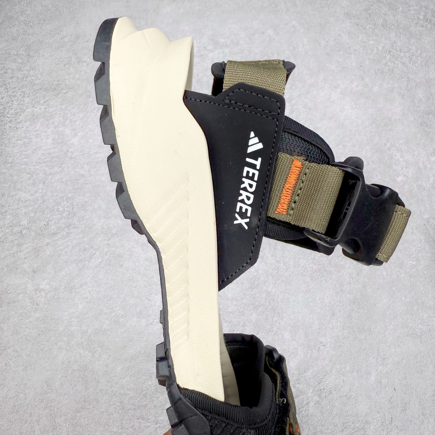 图片[6]-AD Terrex Hydroterra 休闲舒适沙滩凉鞋 adidas（阿迪达斯）是一家世界知名的体育用品和服装品牌，成立于1949年，总部位于德国。原本阿道夫•达斯勒和他的兄弟鲁道夫•达斯勒一起经营着一家鞋厂，专门生产和销售运动鞋。由于兄弟俩在经营理念和方向上的分歧，阿道夫•达斯勒在1949年以自己的名字\\\”Adi\\\”和姓氏\\\”Das\\\”来命名，创立了adidas。哥哥鲁道夫•达斯勒则开设了运动品牌puma。adidas从成立之初就致力于为运动员提供优质的运动产品和创新的技术。品牌不断推出创新的运动鞋和服装，以满足运动员在各种运动场合中的需求。adidas的产品涵盖了跑步、足球、篮球、网球等多个运动领域，成为众多专业和业余运动员的首选。时至今日，阿迪达斯已经成为众多运动明星及时尚人士的宠儿。 多款鞋子因为其款式经典，时尚百搭，一直为大众所喜爱。实拍调校N版已经零色差零失真 百分百还原实物色彩所见即所得 不存在货不对板色差等低级问题 选购参考实物拍摄 不混卖不参货 只用心做好货严格选品 承诺混一赔十 尺码：36 36.5 37.5 38 38.5 39 40 40.5 41 42 42.5 43 44 44.5 45-选品中心