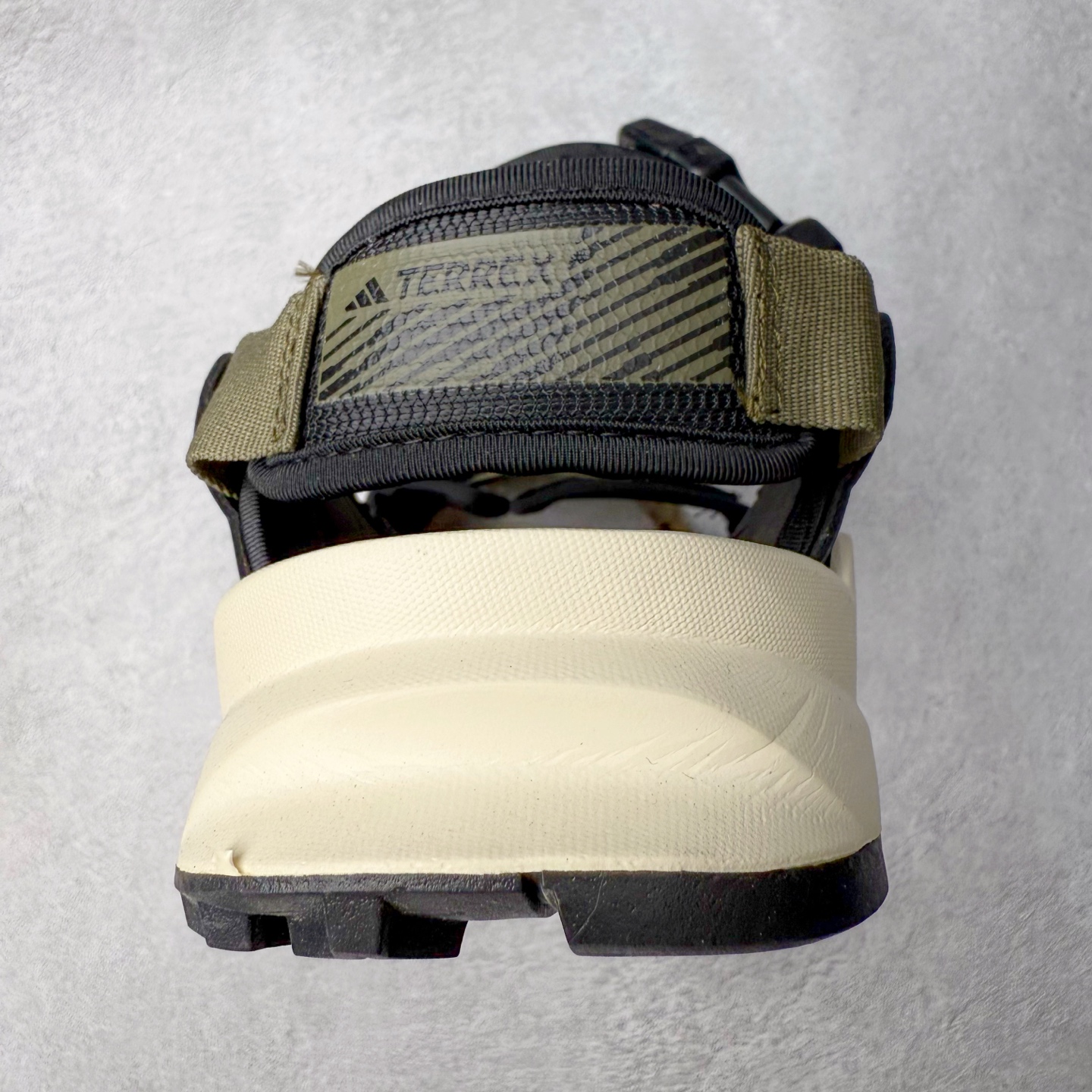 图片[8]-AD Terrex Hydroterra 休闲舒适沙滩凉鞋 adidas（阿迪达斯）是一家世界知名的体育用品和服装品牌，成立于1949年，总部位于德国。原本阿道夫•达斯勒和他的兄弟鲁道夫•达斯勒一起经营着一家鞋厂，专门生产和销售运动鞋。由于兄弟俩在经营理念和方向上的分歧，阿道夫•达斯勒在1949年以自己的名字\\\”Adi\\\”和姓氏\\\”Das\\\”来命名，创立了adidas。哥哥鲁道夫•达斯勒则开设了运动品牌puma。adidas从成立之初就致力于为运动员提供优质的运动产品和创新的技术。品牌不断推出创新的运动鞋和服装，以满足运动员在各种运动场合中的需求。adidas的产品涵盖了跑步、足球、篮球、网球等多个运动领域，成为众多专业和业余运动员的首选。时至今日，阿迪达斯已经成为众多运动明星及时尚人士的宠儿。 多款鞋子因为其款式经典，时尚百搭，一直为大众所喜爱。实拍调校N版已经零色差零失真 百分百还原实物色彩所见即所得 不存在货不对板色差等低级问题 选购参考实物拍摄 不混卖不参货 只用心做好货严格选品 承诺混一赔十 尺码：36 36.5 37.5 38 38.5 39 40 40.5 41 42 42.5 43 44 44.5 45-选品中心