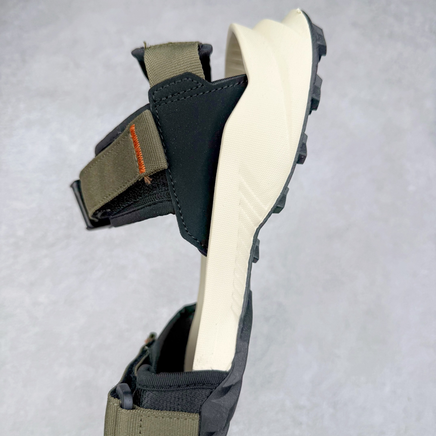 图片[7]-AD Terrex Hydroterra 休闲舒适沙滩凉鞋 adidas（阿迪达斯）是一家世界知名的体育用品和服装品牌，成立于1949年，总部位于德国。原本阿道夫•达斯勒和他的兄弟鲁道夫•达斯勒一起经营着一家鞋厂，专门生产和销售运动鞋。由于兄弟俩在经营理念和方向上的分歧，阿道夫•达斯勒在1949年以自己的名字\\\”Adi\\\”和姓氏\\\”Das\\\”来命名，创立了adidas。哥哥鲁道夫•达斯勒则开设了运动品牌puma。adidas从成立之初就致力于为运动员提供优质的运动产品和创新的技术。品牌不断推出创新的运动鞋和服装，以满足运动员在各种运动场合中的需求。adidas的产品涵盖了跑步、足球、篮球、网球等多个运动领域，成为众多专业和业余运动员的首选。时至今日，阿迪达斯已经成为众多运动明星及时尚人士的宠儿。 多款鞋子因为其款式经典，时尚百搭，一直为大众所喜爱。实拍调校N版已经零色差零失真 百分百还原实物色彩所见即所得 不存在货不对板色差等低级问题 选购参考实物拍摄 不混卖不参货 只用心做好货严格选品 承诺混一赔十 尺码：36 36.5 37.5 38 38.5 39 40 40.5 41 42 42.5 43 44 44.5 45-选品中心