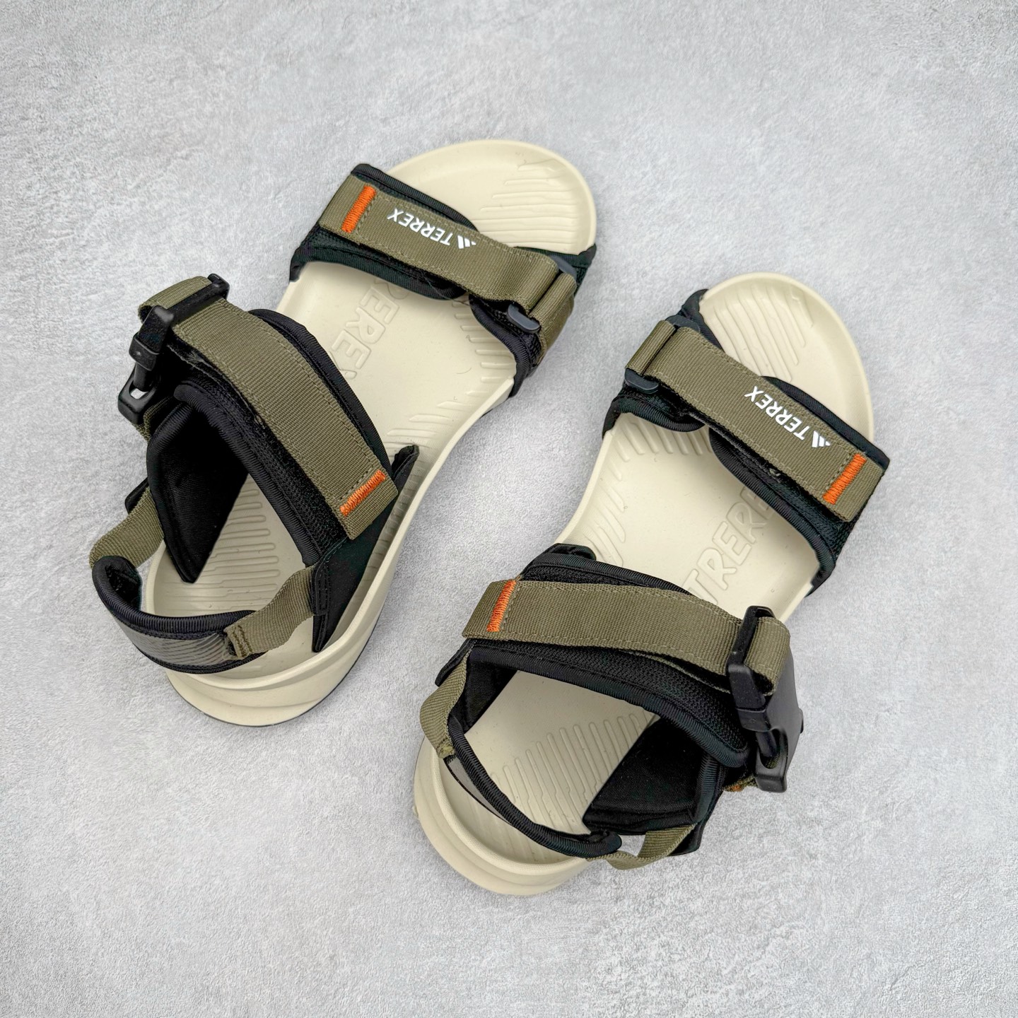 图片[3]-AD Terrex Hydroterra 休闲舒适沙滩凉鞋 adidas（阿迪达斯）是一家世界知名的体育用品和服装品牌，成立于1949年，总部位于德国。原本阿道夫•达斯勒和他的兄弟鲁道夫•达斯勒一起经营着一家鞋厂，专门生产和销售运动鞋。由于兄弟俩在经营理念和方向上的分歧，阿道夫•达斯勒在1949年以自己的名字\\\”Adi\\\”和姓氏\\\”Das\\\”来命名，创立了adidas。哥哥鲁道夫•达斯勒则开设了运动品牌puma。adidas从成立之初就致力于为运动员提供优质的运动产品和创新的技术。品牌不断推出创新的运动鞋和服装，以满足运动员在各种运动场合中的需求。adidas的产品涵盖了跑步、足球、篮球、网球等多个运动领域，成为众多专业和业余运动员的首选。时至今日，阿迪达斯已经成为众多运动明星及时尚人士的宠儿。 多款鞋子因为其款式经典，时尚百搭，一直为大众所喜爱。实拍调校N版已经零色差零失真 百分百还原实物色彩所见即所得 不存在货不对板色差等低级问题 选购参考实物拍摄 不混卖不参货 只用心做好货严格选品 承诺混一赔十 尺码：36 36.5 37.5 38 38.5 39 40 40.5 41 42 42.5 43 44 44.5 45-选品中心