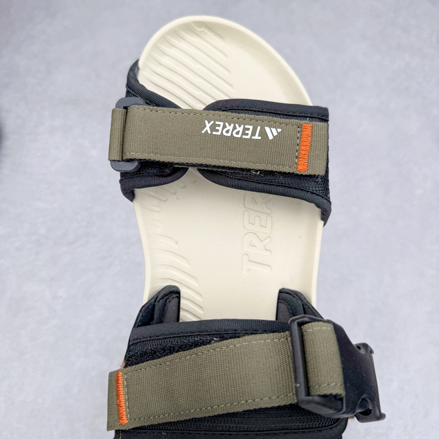 图片[4]-AD Terrex Hydroterra 休闲舒适沙滩凉鞋 adidas（阿迪达斯）是一家世界知名的体育用品和服装品牌，成立于1949年，总部位于德国。原本阿道夫•达斯勒和他的兄弟鲁道夫•达斯勒一起经营着一家鞋厂，专门生产和销售运动鞋。由于兄弟俩在经营理念和方向上的分歧，阿道夫•达斯勒在1949年以自己的名字\\\”Adi\\\”和姓氏\\\”Das\\\”来命名，创立了adidas。哥哥鲁道夫•达斯勒则开设了运动品牌puma。adidas从成立之初就致力于为运动员提供优质的运动产品和创新的技术。品牌不断推出创新的运动鞋和服装，以满足运动员在各种运动场合中的需求。adidas的产品涵盖了跑步、足球、篮球、网球等多个运动领域，成为众多专业和业余运动员的首选。时至今日，阿迪达斯已经成为众多运动明星及时尚人士的宠儿。 多款鞋子因为其款式经典，时尚百搭，一直为大众所喜爱。实拍调校N版已经零色差零失真 百分百还原实物色彩所见即所得 不存在货不对板色差等低级问题 选购参考实物拍摄 不混卖不参货 只用心做好货严格选品 承诺混一赔十 尺码：36 36.5 37.5 38 38.5 39 40 40.5 41 42 42.5 43 44 44.5 45-选品中心