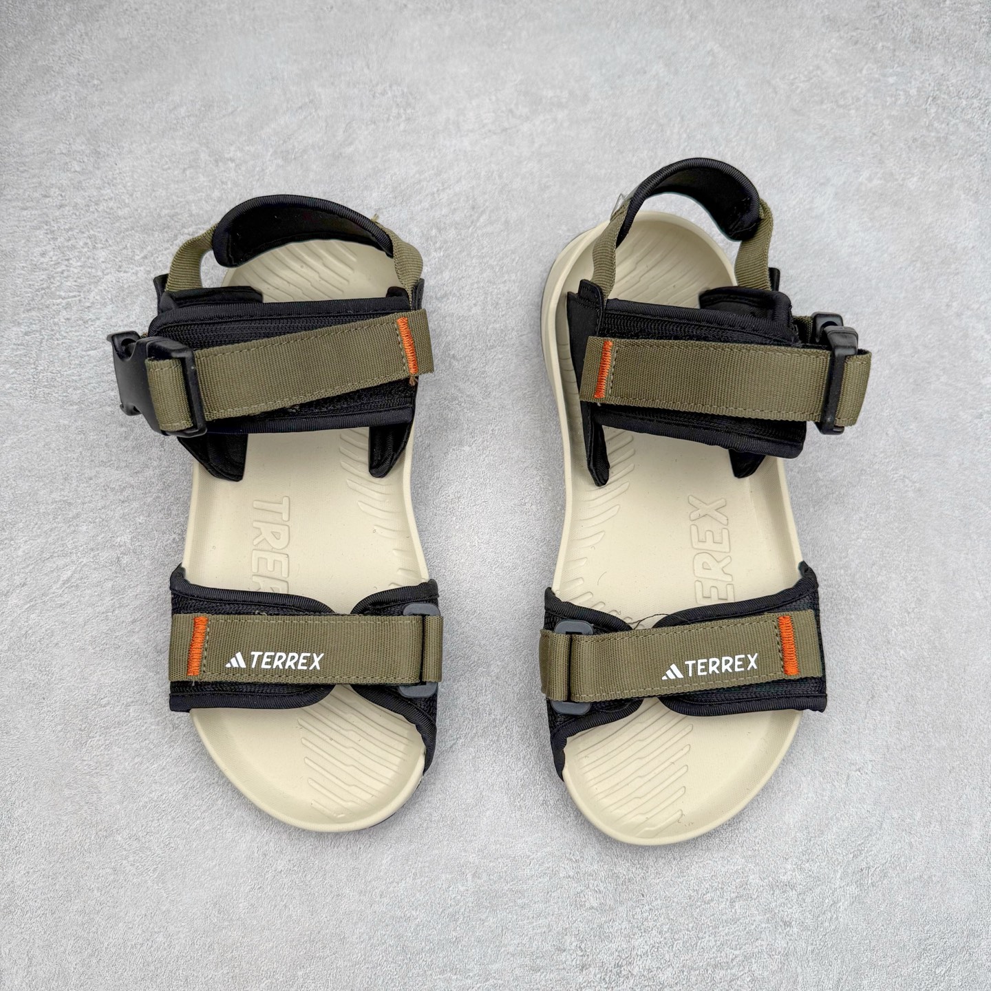 图片[2]-AD Terrex Hydroterra 休闲舒适沙滩凉鞋 adidas（阿迪达斯）是一家世界知名的体育用品和服装品牌，成立于1949年，总部位于德国。原本阿道夫•达斯勒和他的兄弟鲁道夫•达斯勒一起经营着一家鞋厂，专门生产和销售运动鞋。由于兄弟俩在经营理念和方向上的分歧，阿道夫•达斯勒在1949年以自己的名字\\\”Adi\\\”和姓氏\\\”Das\\\”来命名，创立了adidas。哥哥鲁道夫•达斯勒则开设了运动品牌puma。adidas从成立之初就致力于为运动员提供优质的运动产品和创新的技术。品牌不断推出创新的运动鞋和服装，以满足运动员在各种运动场合中的需求。adidas的产品涵盖了跑步、足球、篮球、网球等多个运动领域，成为众多专业和业余运动员的首选。时至今日，阿迪达斯已经成为众多运动明星及时尚人士的宠儿。 多款鞋子因为其款式经典，时尚百搭，一直为大众所喜爱。实拍调校N版已经零色差零失真 百分百还原实物色彩所见即所得 不存在货不对板色差等低级问题 选购参考实物拍摄 不混卖不参货 只用心做好货严格选品 承诺混一赔十 尺码：36 36.5 37.5 38 38.5 39 40 40.5 41 42 42.5 43 44 44.5 45-选品中心