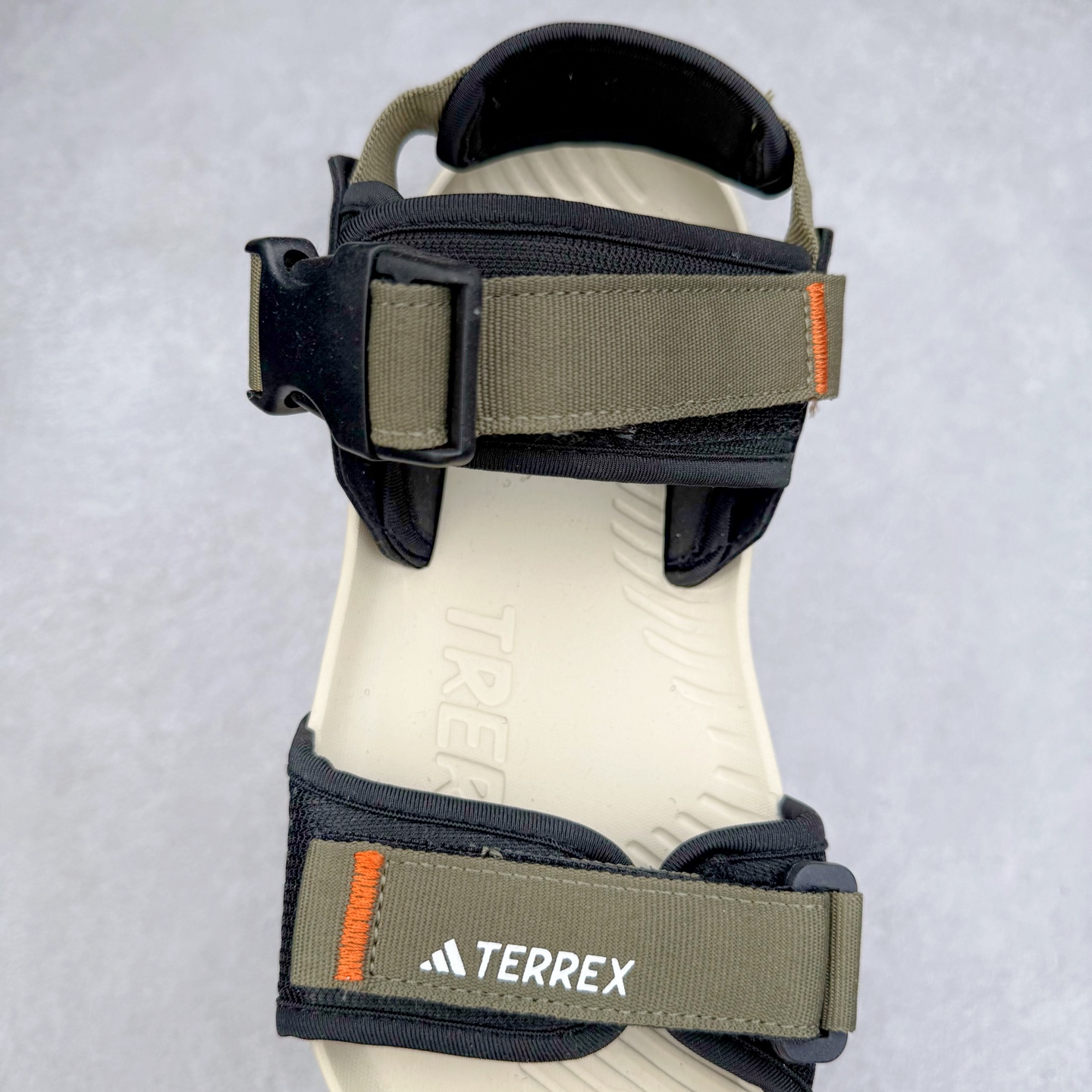 图片[5]-AD Terrex Hydroterra 休闲舒适沙滩凉鞋 adidas（阿迪达斯）是一家世界知名的体育用品和服装品牌，成立于1949年，总部位于德国。原本阿道夫•达斯勒和他的兄弟鲁道夫•达斯勒一起经营着一家鞋厂，专门生产和销售运动鞋。由于兄弟俩在经营理念和方向上的分歧，阿道夫•达斯勒在1949年以自己的名字\\\”Adi\\\”和姓氏\\\”Das\\\”来命名，创立了adidas。哥哥鲁道夫•达斯勒则开设了运动品牌puma。adidas从成立之初就致力于为运动员提供优质的运动产品和创新的技术。品牌不断推出创新的运动鞋和服装，以满足运动员在各种运动场合中的需求。adidas的产品涵盖了跑步、足球、篮球、网球等多个运动领域，成为众多专业和业余运动员的首选。时至今日，阿迪达斯已经成为众多运动明星及时尚人士的宠儿。 多款鞋子因为其款式经典，时尚百搭，一直为大众所喜爱。实拍调校N版已经零色差零失真 百分百还原实物色彩所见即所得 不存在货不对板色差等低级问题 选购参考实物拍摄 不混卖不参货 只用心做好货严格选品 承诺混一赔十 尺码：36 36.5 37.5 38 38.5 39 40 40.5 41 42 42.5 43 44 44.5 45-选品中心