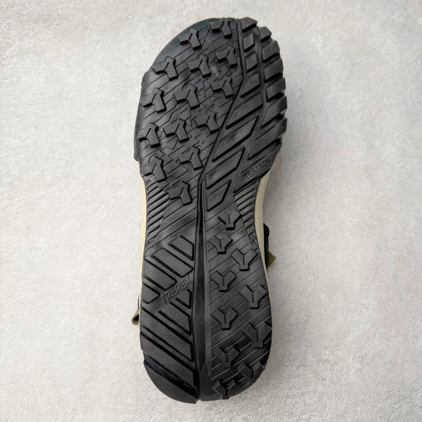 图片[9]-AD Terrex Hydroterra 休闲舒适沙滩凉鞋 adidas（阿迪达斯）是一家世界知名的体育用品和服装品牌，成立于1949年，总部位于德国。原本阿道夫•达斯勒和他的兄弟鲁道夫•达斯勒一起经营着一家鞋厂，专门生产和销售运动鞋。由于兄弟俩在经营理念和方向上的分歧，阿道夫•达斯勒在1949年以自己的名字\\\”Adi\\\”和姓氏\\\”Das\\\”来命名，创立了adidas。哥哥鲁道夫•达斯勒则开设了运动品牌puma。adidas从成立之初就致力于为运动员提供优质的运动产品和创新的技术。品牌不断推出创新的运动鞋和服装，以满足运动员在各种运动场合中的需求。adidas的产品涵盖了跑步、足球、篮球、网球等多个运动领域，成为众多专业和业余运动员的首选。时至今日，阿迪达斯已经成为众多运动明星及时尚人士的宠儿。 多款鞋子因为其款式经典，时尚百搭，一直为大众所喜爱。实拍调校N版已经零色差零失真 百分百还原实物色彩所见即所得 不存在货不对板色差等低级问题 选购参考实物拍摄 不混卖不参货 只用心做好货严格选品 承诺混一赔十 尺码：36 36.5 37.5 38 38.5 39 40 40.5 41 42 42.5 43 44 44.5 45-选品中心