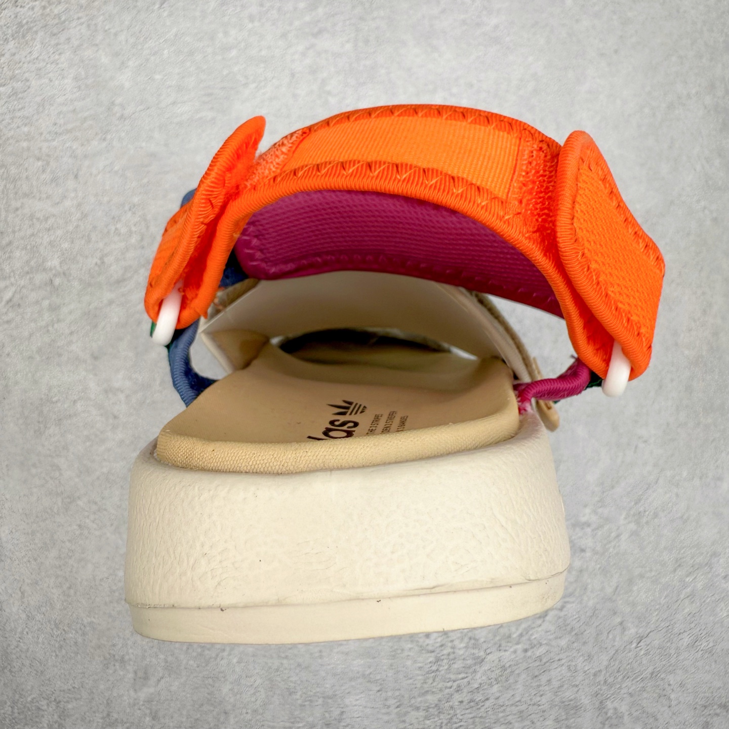 图片[8]-AD Originals Adilette Sandal 4.0 运动沙滩凉鞋 男女同款 adidas（阿迪达斯）是一家世界知名的体育用品和服装品牌，成立于1949年，总部位于德国。原本阿道夫•达斯勒和他的兄弟鲁道夫•达斯勒一起经营着一家鞋厂，专门生产和销售运动鞋。由于兄弟俩在经营理念和方向上的分歧，阿道夫•达斯勒在1949年以自己的名字\\\”Adi\\\”和姓氏\\\”Das\\\”来命名，创立了adidas。哥哥鲁道夫•达斯勒则开设了运动品牌puma。adidas从成立之初就致力于为运动员提供优质的运动产品和创新的技术。品牌不断推出创新的运动鞋和服装，以满足运动员在各种运动场合中的需求。adidas的产品涵盖了跑步、足球、篮球、网球等多个运动领域，成为众多专业和业余运动员的首选。时至今日，阿迪达斯已经成为众多运动明星及时尚人士的宠儿。 多款鞋子因为其款式经典，时尚百搭，一直为大众所喜爱。实拍调校N版已经零色差零失真 百分百还原实物色彩所见即所得 不存在货不对板色差等低级问题 选购参考实物拍摄 不混卖不参货 只用心做好货严格选品 承诺混一赔十 尺码：36 36.5 37.5 38 38.5 39 40 40.5 41 42 42.5 43 44 44.5 45-选品中心